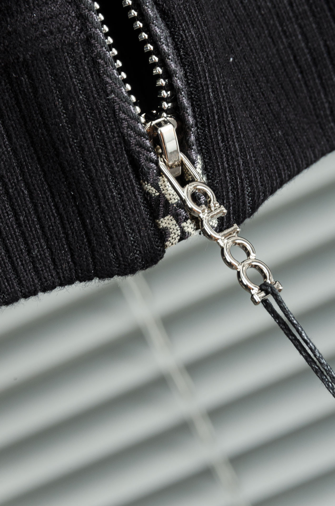 Gucci 2025FW字母时尚立领休闲夹克外套#以其独特的设计风格，瞬间提升了整体的时尚感。的立领设计