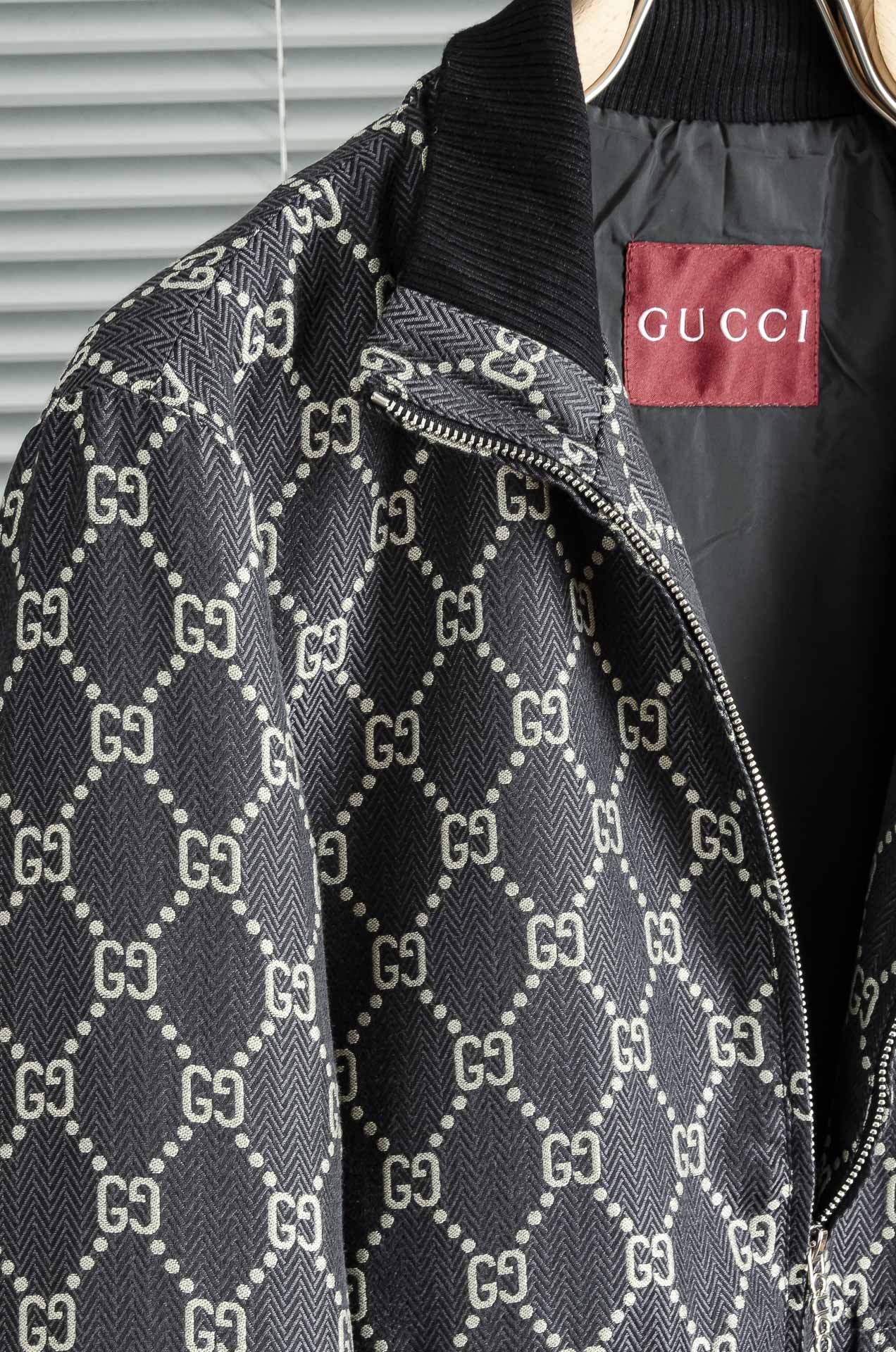 Gucci 2025FW字母时尚立领休闲夹克外套#以其独特的设计风格，瞬间提升了整体的时尚感。的立领设计