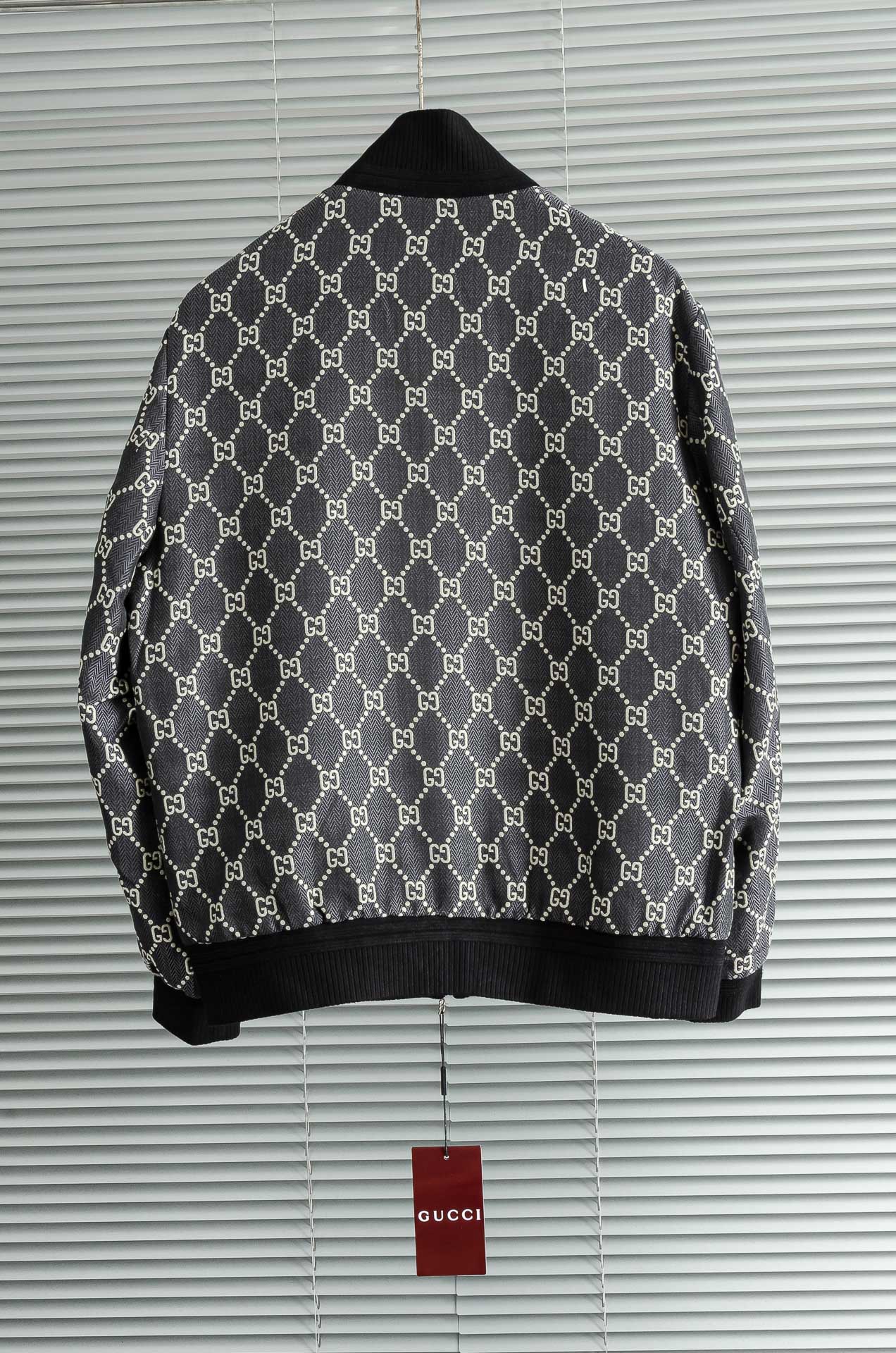 Gucci 2025FW字母时尚立领休闲夹克外套#以其独特的设计风格，瞬间提升了整体的时尚感。的立领设计