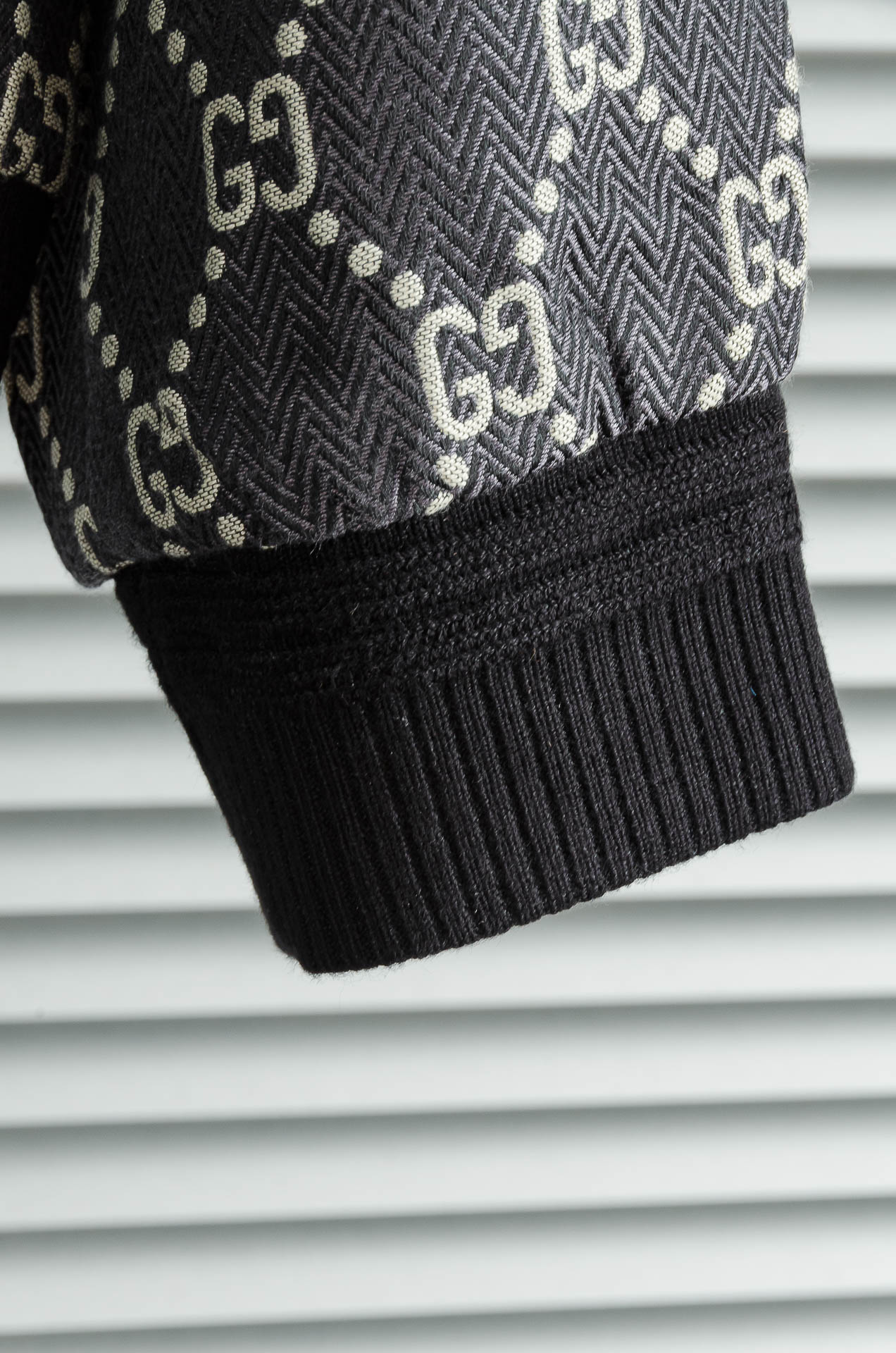 Gucci 2025FW字母时尚立领休闲夹克外套#以其独特的设计风格，瞬间提升了整体的时尚感。的立领设计