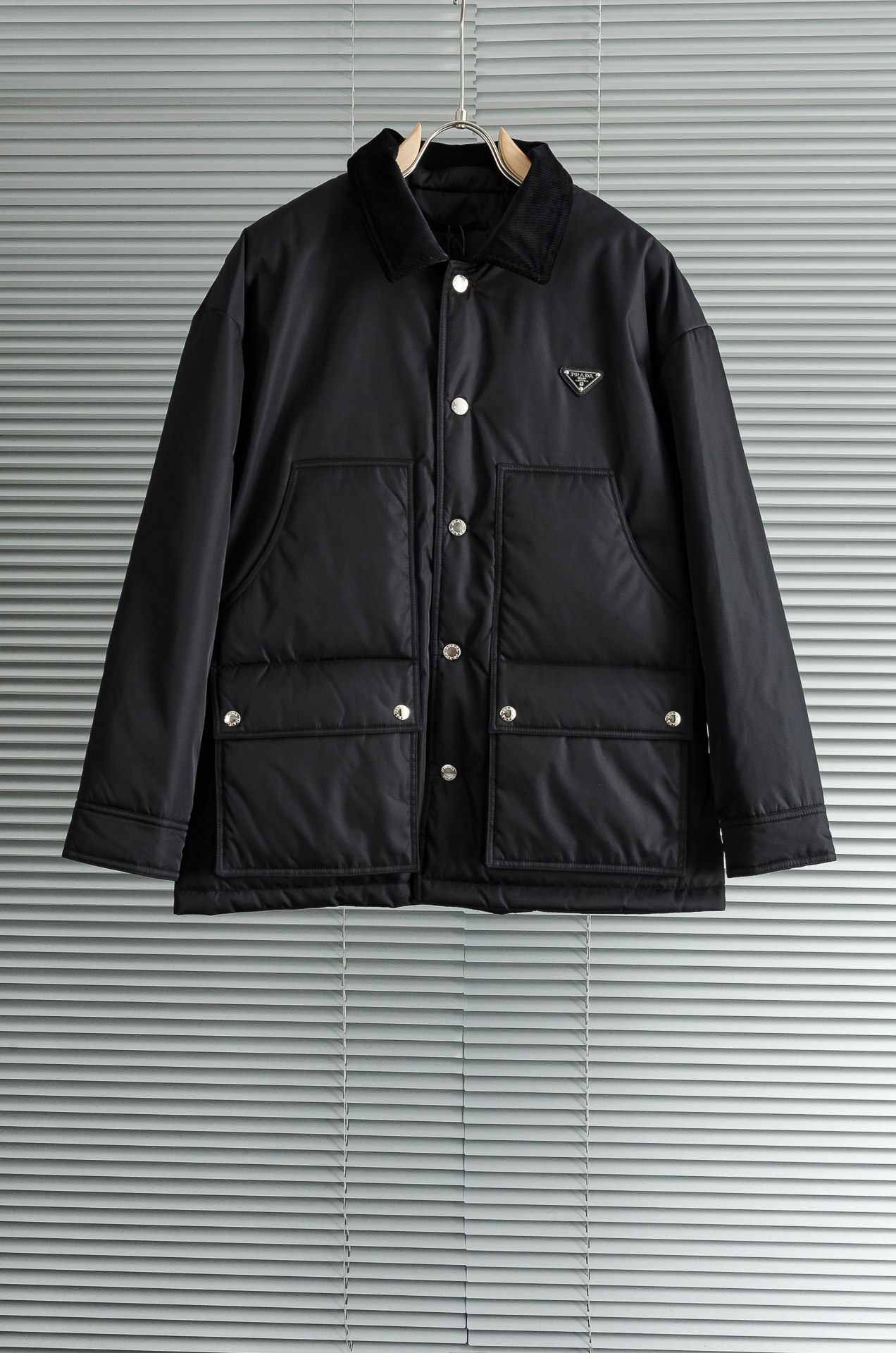 PRADA普拉达 翻盖大口袋再生尼龙翻领夹克外套棉服#选用再生尼龙面料，具备高强度，抗撕裂，耐磨损等特性