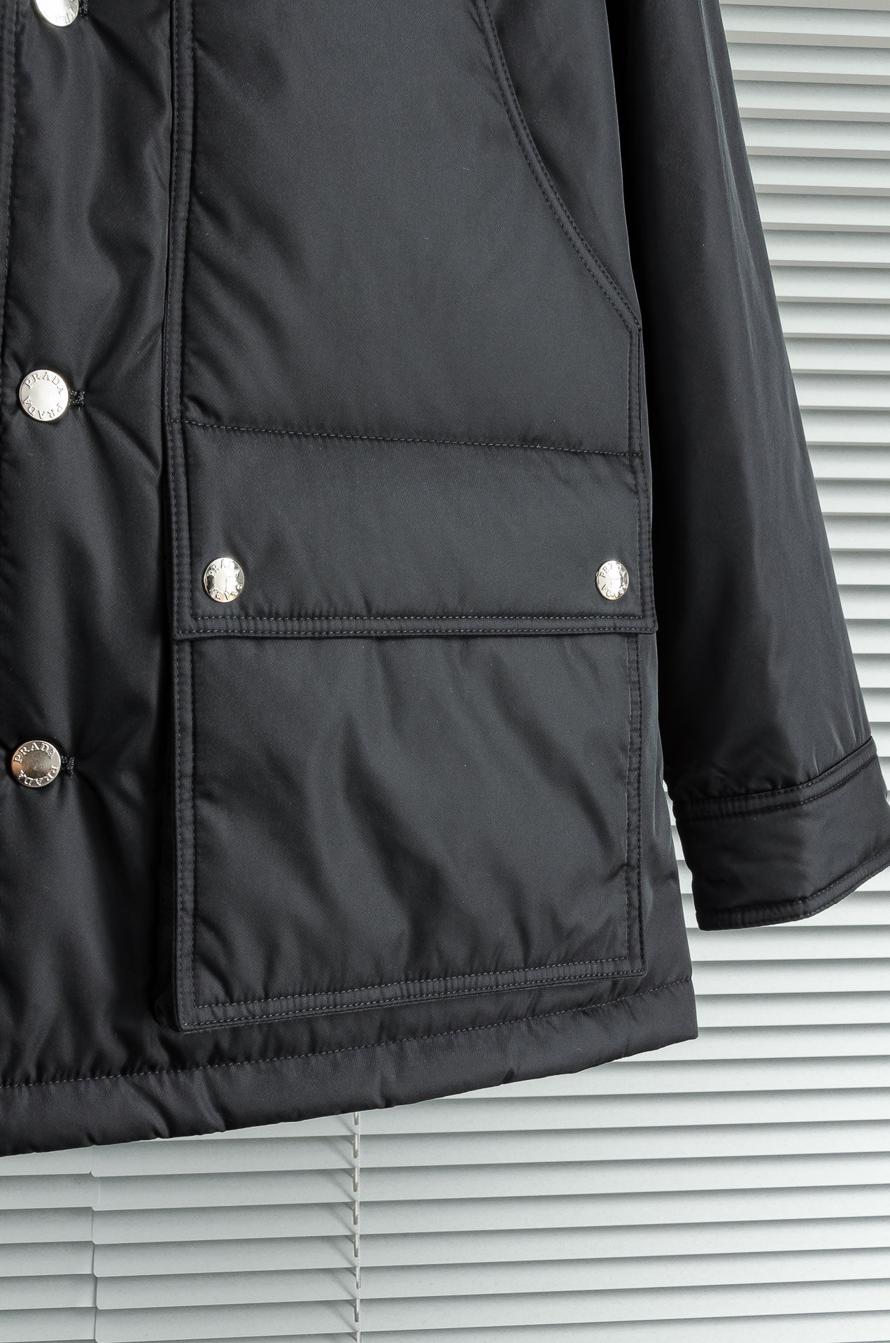 PRADA普拉达 翻盖大口袋再生尼龙翻领夹克外套棉服#选用再生尼龙面料，具备高强度，抗撕裂，耐磨损等特性