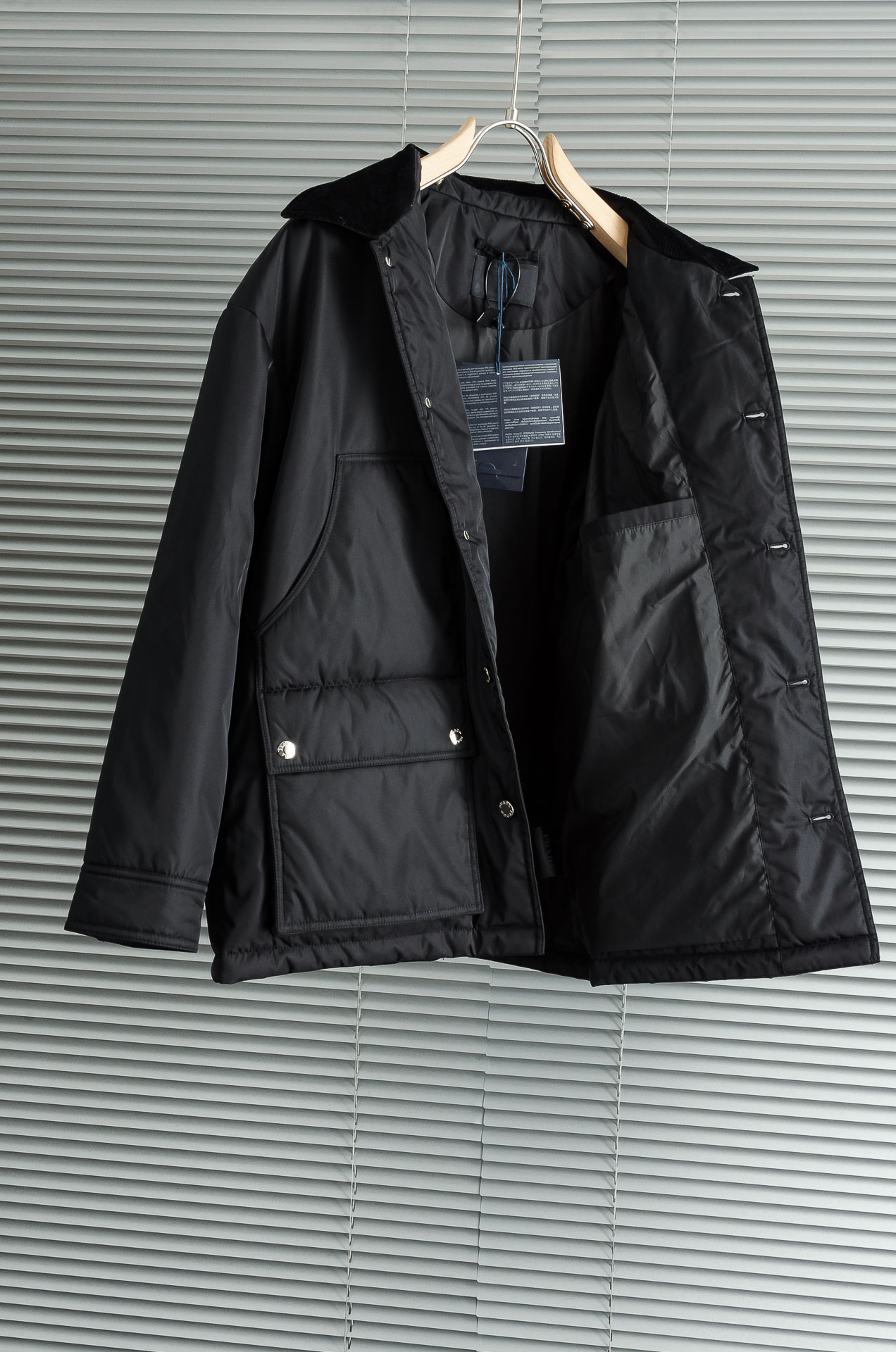 PRADA普拉达 翻盖大口袋再生尼龙翻领夹克外套棉服#选用再生尼龙面料，具备高强度，抗撕裂，耐磨损等特性