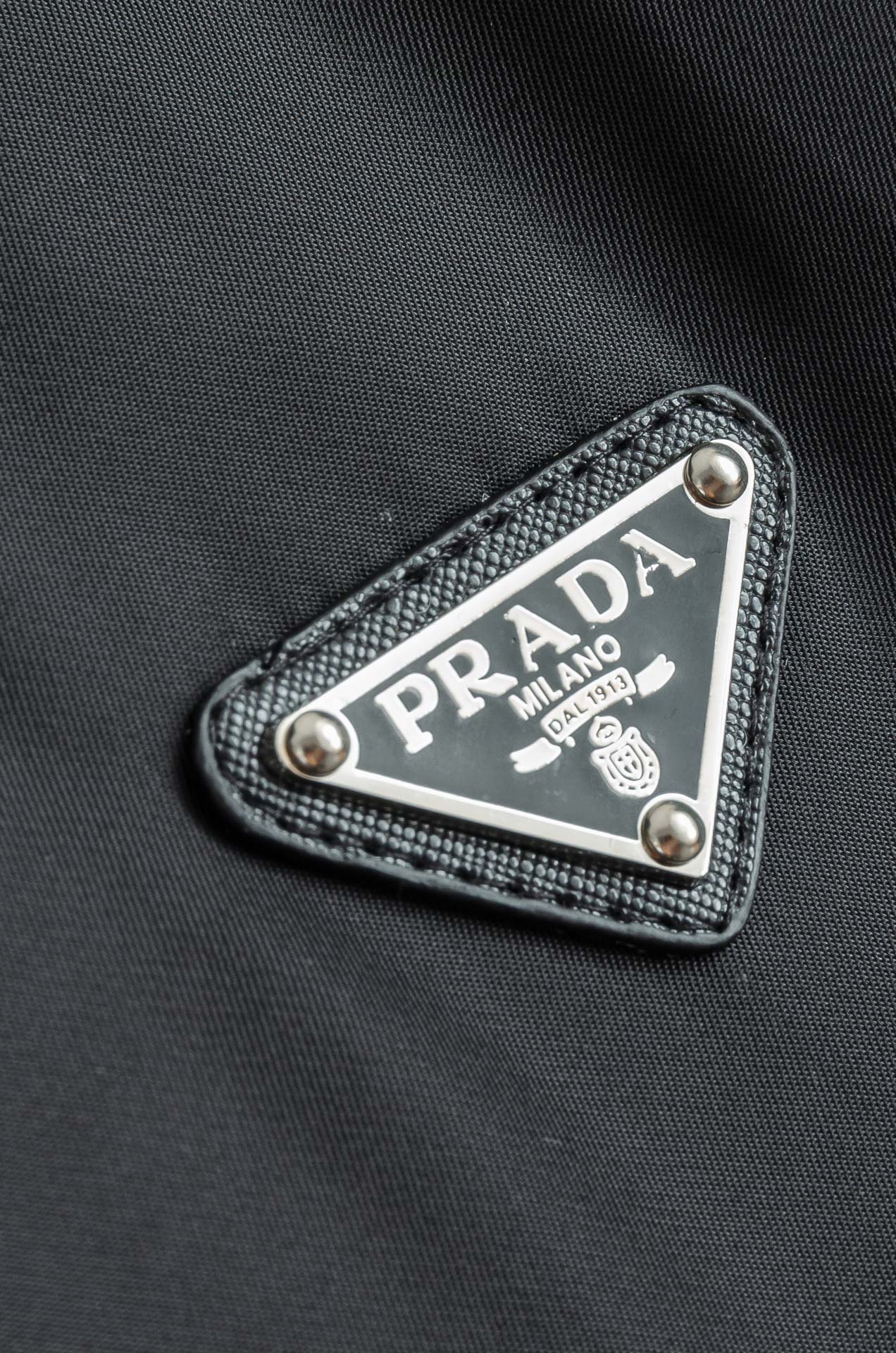 PRADA普拉达 翻盖大口袋再生尼龙翻领夹克外套棉服#选用再生尼龙面料，具备高强度，抗撕裂，耐磨损等特性