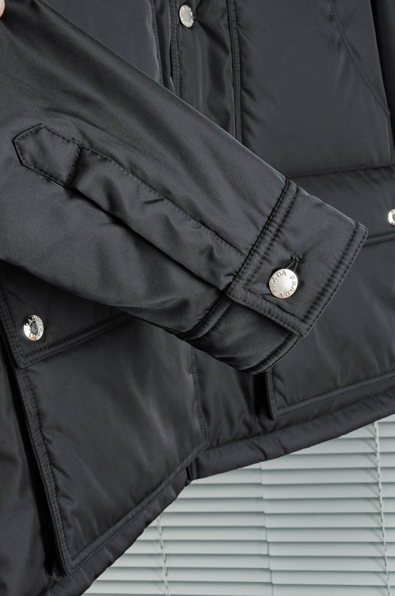 PRADA普拉达 翻盖大口袋再生尼龙翻领夹克外套棉服#选用再生尼龙面料，具备高强度，抗撕裂，耐磨损等特性