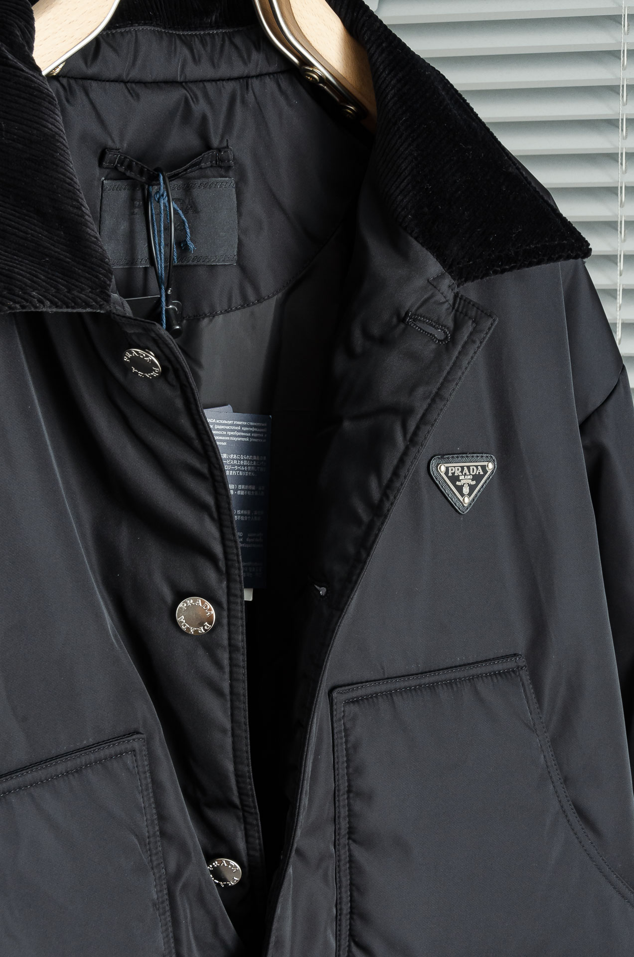 PRADA普拉达 翻盖大口袋再生尼龙翻领夹克外套棉服#选用再生尼龙面料，具备高强度，抗撕裂，耐磨损等特性