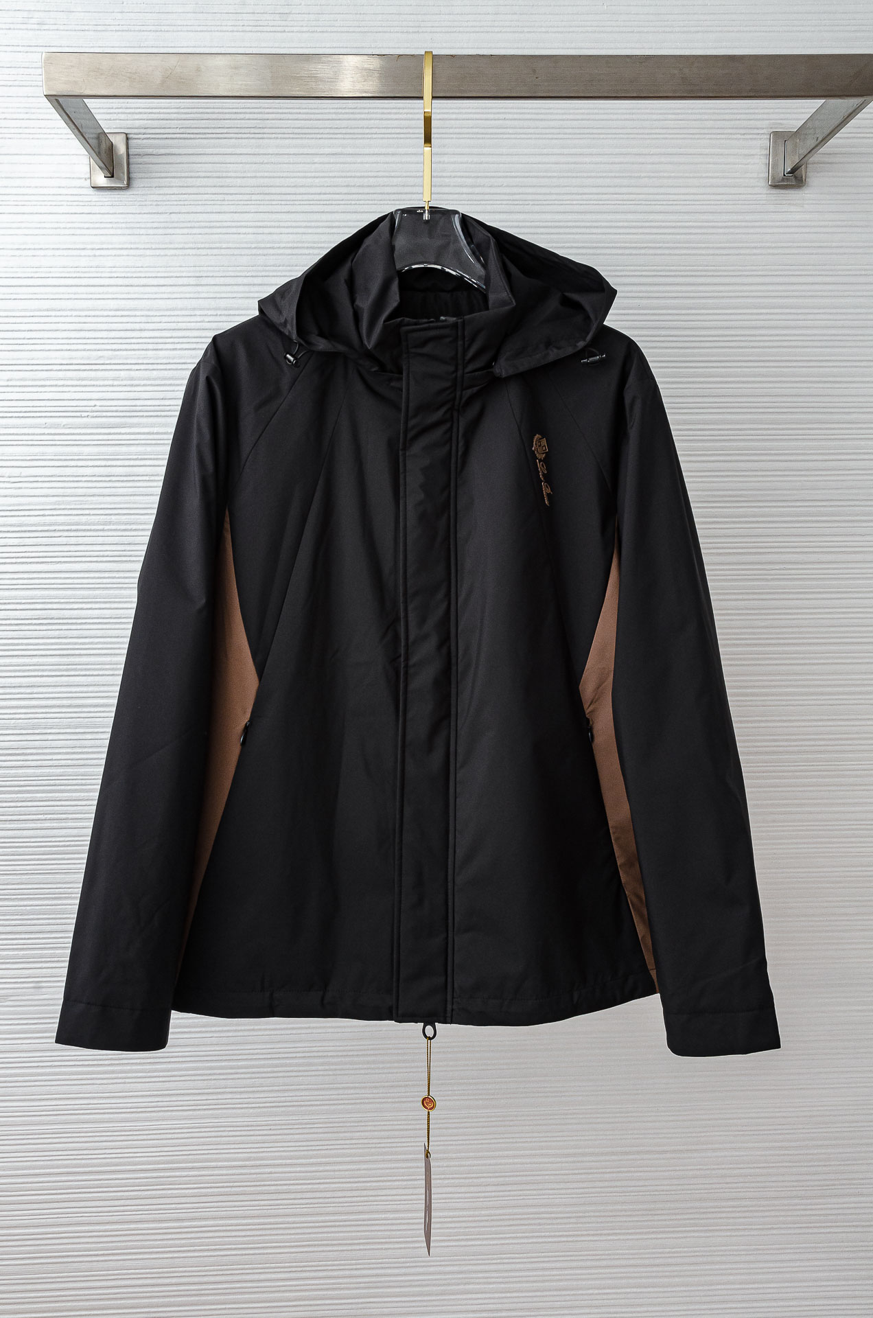 NO:518173,2 LP 2025FW hooded jacket cotton jacket # is a perfect combination of fashion and functionality. It uses high-quality fabrics, light and breathable, and has good wind and waterproof performance. It can easily deal with it whether it is drizzle or breeze. Its unique hooded design not only increases the layering of wear, but also effectively resists wind and rain and protects the head from intrusion. The simple but fashionable tailoring, paired with adjustable drawstring hem and cuffs, not only meets the functional needs of outdoor activities, but also highlights the wearer's personality and taste. Whether it is daily travel, outdoor adventure or leisure gathering, the LP hooded casual outdoor windbreaker jacket can make you the focus and enjoy a free and comfortable wearing experience. In addition, its convenient pocket design allows you to have a safe storage of personal belongings, making travel more worry-free.  48-50-52-54-56,,loro piana,jackets & coats,jackets & coats,hats,alexander wang198609092 LP 2025FW连帽夹克外套棉服#是时尚与功能性的完美结合.采用高品质面料,轻盈透气,同时具备良好的防风防水性能,无论是细雨绵绵还是微风拂面,都能轻松应对.其独特的连帽设计,不仅增加了穿着的层次感,还能有效抵御风雨侵袭,保护头部不受侵扰.简约而不失时尚的剪裁,搭配可调节的抽绳下摆与袖口,既满足了户外活动的功能性需求,又彰显了穿着者的个性与品味.无论是日常出行、户外探险还是休闲聚会,LP连帽休闲户外风衣外套都能让你成为焦点,尽享自由舒适的穿着体验.此外,其便捷的口袋设计,更是让随身物品有了安全的存放之处,让出行更加无忧. 48-50-52-54-56,,loro piana,jackets & coats,jackets & coats,hats,alexander wang,Men's clothing