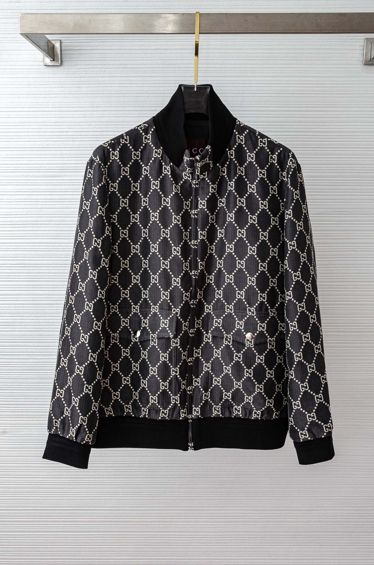 NO:518177,2 Gucci 2025FW alphabet fashion stand collar casual jacket # with its unique design style instantly enhances the overall fashion sense. The stand collar design not only makes the neck lines look longer, but also adds a bit of ability and neatness. The letter decoration on the body of the clothes uses bright colors and unique fonts to highlight the wearer's personality and unruly, making the whole piece full of youthful vitality. In terms of fabric, this one uses soft and comfortable materials to ensure the comfort and skin-friendly feeling of wear. The loose style design does not pick on the figure, and can be easily controlled whether it is for daily travel or casual gatherings.  In addition, this style is also extremely matching. Whether it is simple or elegant, it can show different styles and charms. Whether it is young people who pursue fashion or a quality-oriented lifestyle, this letter fashionable stand collar casual is a rare choice. 48-56,,gucci,jackets & coats,jackets & coats,alexander wang198609092 Gucci 2025FW字母时尚立领休闲夹克外套#以其独特的设计风格,瞬间提升了整体的时尚感.的立领设计,不仅显得颈部线条更加修长,还增添了几分干练与利落的气息.衣身上的字母装饰,采用了鲜明的色彩与独特的字体,彰显出穿着者的个性与不羁,让整件充满了青春活力. 面料上,这款选用了柔软舒适的材质,确保了穿着的舒适度与亲肤感.宽松的版型设计,不挑身材,无论是日常出行还是休闲聚会,都能轻松驾驭. 此外,这款的搭配性也极强,无论是搭配简约的与,还是优雅的,都能展现出不同的风格与魅力.无论是追求时尚的年轻人,还是注重品质的生活家,这款字母时尚立领休闲都是不可多得的选择. 48-56,,gucci,jackets & coats,jackets & coats,alexander wang,Men's clothing