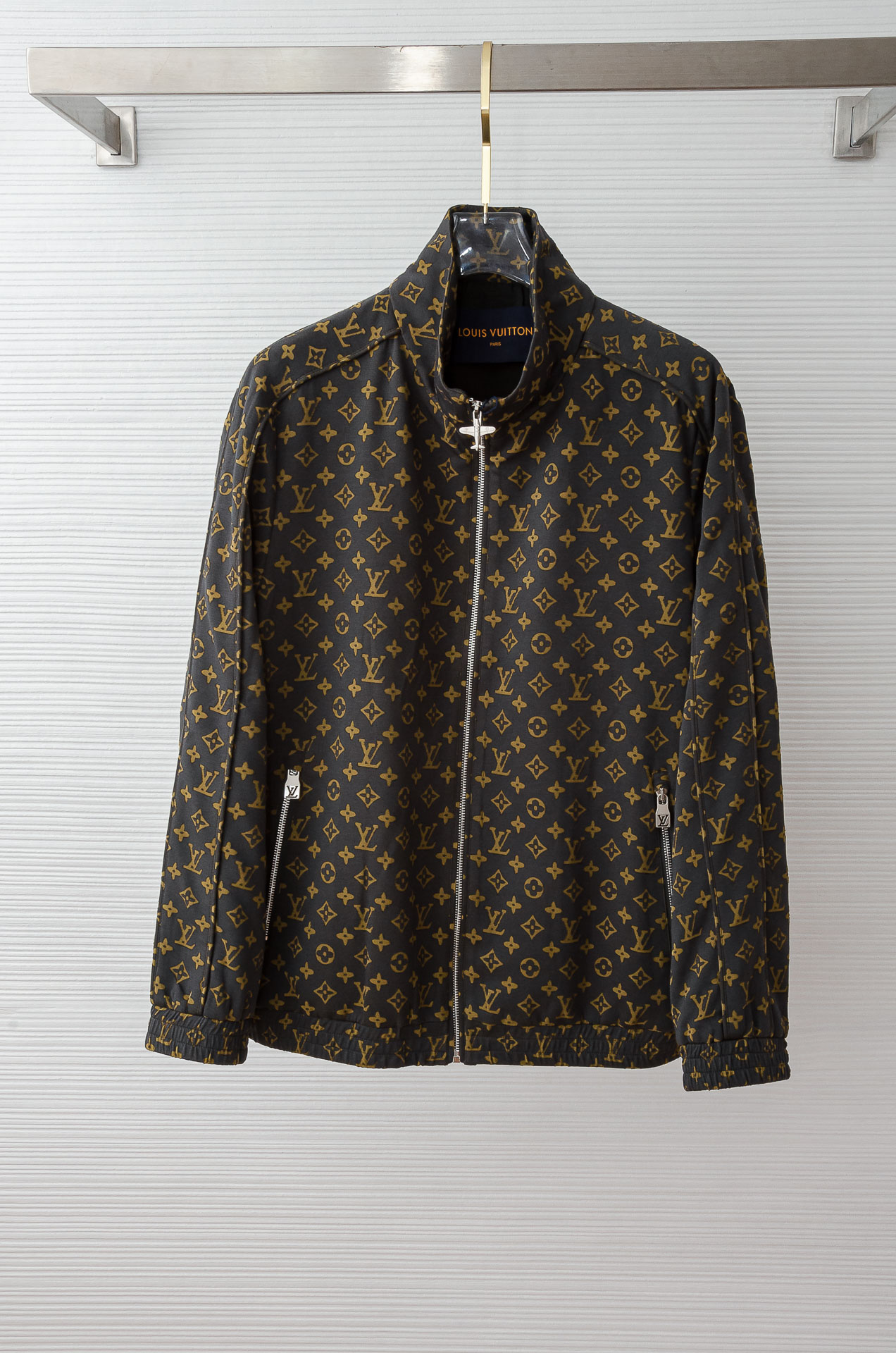 NO:518175,2LV Donkey Brand 2025FW full-print jacquard jacket # new autumn product, a single item with great brand elements characteristics, full of presbyopia LOGO, very eye-catching and fashionable detailed design highlights the brand characteristics and is quite recognizable!  The quality is first-class, the craftsmanship and fabrics are all supplied by foreign merchants. It has excellent comfort and exquisite details. For minimalist and highly artistic jackets, there are never too many wardrobes. They are very outstanding in their random outfits and full of tone!  Size M- XXXL,,louis vuitton,louis vuitton,jackets & coats,jackets & coats,alexander wang198609092LV 驴牌2025FW满印提花夹克外套#秋季新品,极富品牌元素特征的一款单品,满身老花LOGO,非常招眼且时髦的细节设计,凸显出品牌特质,相当具有辨识度！品相一流,工艺与面料皆为外商客供,舒适度绝佳,细节精致考究,对于极简且艺术感极强的夹克,衣橱永远不嫌多,随意穿搭都非常出彩,腔调十足！ 尺码M- XXXL,,louis vuitton,louis vuitton,jackets & coats,jackets & coats,alexander wang,Men's clothing