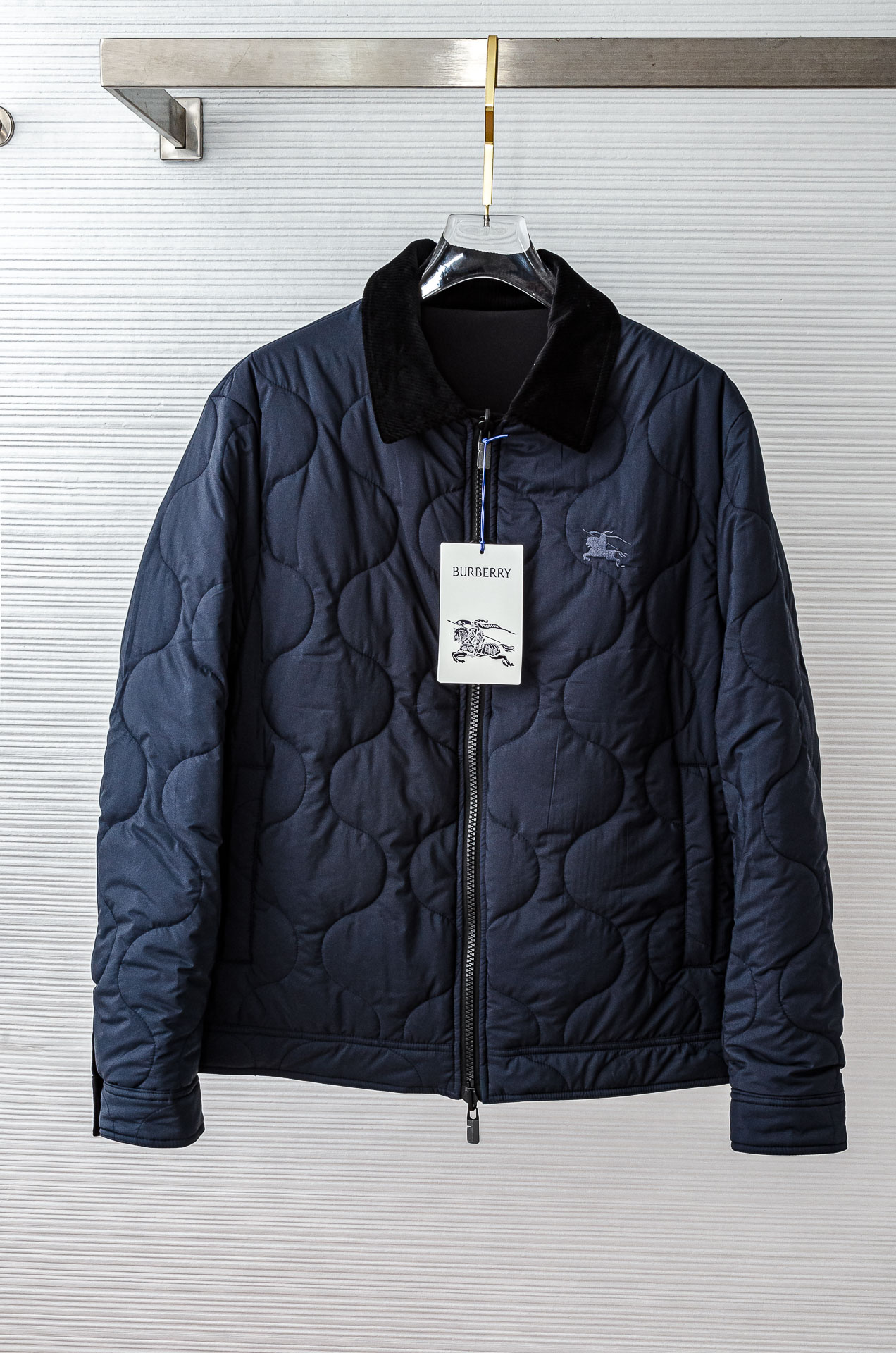 NO:518179,2 Burberry [Double-sided wear] Quilted nylon Brighton shirt-style cotton clothing BUR ace products, never fade, styles that both men and women can wear!  Classic wear has been out of date for 10 years. When the weather is a little colder, it can also be used as an inner wear, which is both warm and increases the layering of the outfit. The more you look at the series, the better it looks!  !  !  There is a magic that you must buy on the upper body!  The fabric has certain waterproof and snowproof functions. It is particularly soft after washing, and is also very resistant to washing and wear. It keeps warm and can last longer!  The machinery and equipment for weaving this fabric are unique, and they are many times warmer than ordinary cotton. Only OEMs can purchase fabrics!  The classic continuation, it looks good in it or TEE inside. This one is very British first. It is indeed a British brand, noble and retro!  Various styles are available in various styles and are different from bloated models. This one is thin, full and warm, the color scheme is truly beautiful, and the upper body style is so good!  If you can meet such a beautiful model, please hurry up and close it. Exclusive spot, exclusive gift, super recommended!  There is no need to say anything good, missing something is a pity, I look forward to the perfect interpretation of all fans!  !  Size M/L/XL/XXL/XXXL, burberry,shirts,alexander wang198609092 Burberry【双面穿】绗缝尼龙 Brighton 衬衫式棉服 BUR王牌货品,永远都不褪流行,男女都可以穿的版型！ 经典穿10年都不过时,天气冷一点的时候还可以作为的内搭,既保暖又能增加穿搭的层次感,越看越好看系列！！！上身就有种一定要买的魔力！ 面料具有一定的防水防雪功能, 水洗后特别柔软、也很耐洗耐磨 保暖的同时更能经久耐穿！ 织这个布的机器设备都是独一无二的 比普通夹棉不知道暖和了多少倍 只有代工厂才能采购到的面料！ 经典延续,里面穿或者TEE都好看 这件首先很英伦 的确也是英国的牌子 贵气 复古！各种搭配有各种风格,区别臃肿款的,这款,清薄,饱暖,配色真心美,上身版型好到爆！ 能遇到这样美好的款就抓紧收了吧,独家现货,独家馈赠,超级推荐！好物无需多言,错过便是遗憾,期待各位粉丝的完美演绎！！ 尺码M/L/XL/XXL/XXXL,,burberry,shirts,alexander wang,Men's clothing