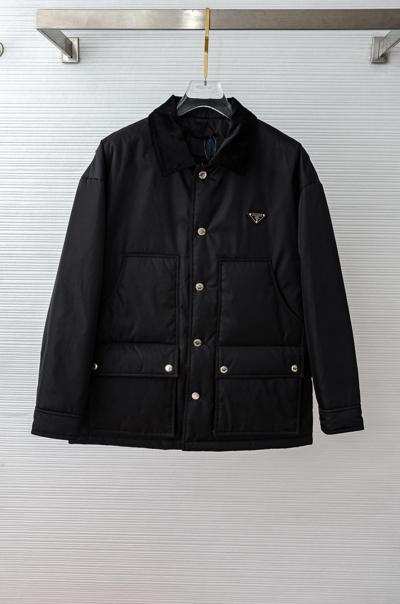 NO:518170,2 PRADA Flip Large Pocket Recycled Nylon Lapel Jacket Cotton Cloak # Recycled Nylon fabric is selected, which has high strength, tear resistance, wear resistance and other characteristics. It also has waterproof functions suitable for multiple scenarios. The two sides are equipped with extra-large capacity flip pockets, and the inner layer is designed to enhance the private storage experience!  Enamel triangle decoration on the chest enhances visual recognition. Size: 48 50 52 54 56,,prada,prada,jackets & coats,jackets & coats,alexander wang198609092 PRADA普拉达 翻盖大口袋再生尼龙翻领夹克外套棉服# 选用再生尼龙面料,具备高强度,抗撕裂,耐磨损等特性.同时又具备防水功能适合多场景需求.两侧搭配超大容量翻盖口袋,内层暗袋设计提升私密收纳体验！胸前涂珐琅三角标饰强化视觉辨识度. Size: 48 50 52 54 56,,prada,prada,jackets & coats,jackets & coats,alexander wang,Men's clothing