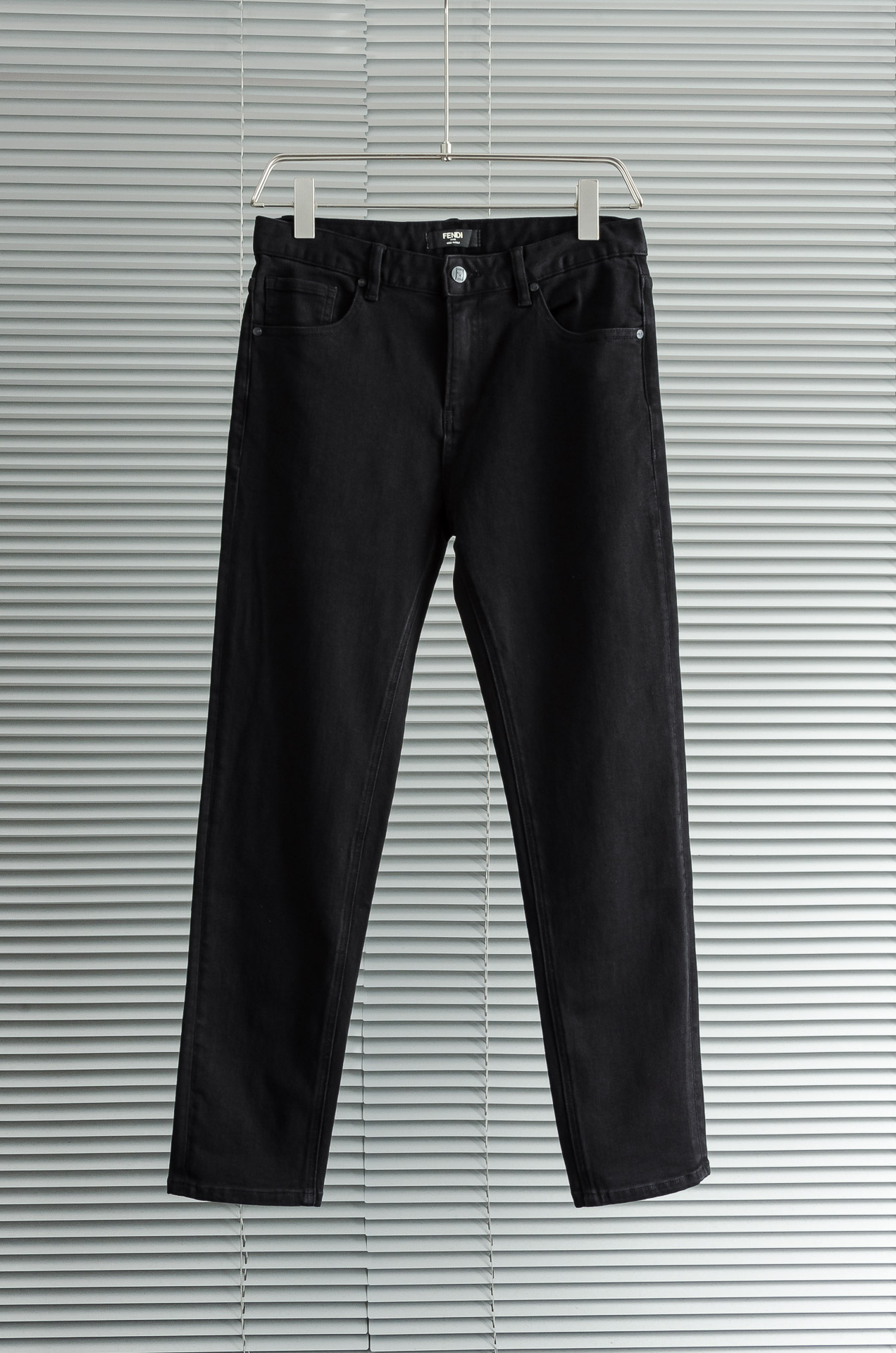 NO:520185,New# FENDI 2025 Men's Fashion Straight Jeans Trousers!  The latest trouser items are dedicated, and all quality-controlled male fans must buy. Such a pair of jeans can be afforded rare in the world!  This jeans are made of imported washing denim cotton. The flexible and solid fabric is naturally crisp and tough, with a soft and elastic feel. It is made of high-quality denim cotton. The texture of the surface is clear and delicate, and it is comfortable and breathable. The thin style in summer is very suitable for wearing in spring, summer and summer. The fashionable performance brought by this item is irresistible!  The leather logo on the waist nameplate, buttons engraved with exquisite logos, and YKK metal zipper closure on the closure, all the auxiliary materials are exquisitely configured!  The straight slim jeans outfit style is enough to improve your outfit style when paired in daily life. The upper body effect will definitely not disappoint you!  The slim fit style complements the clean and simple appearance. The upper body is not tight, loose and comfortable, and the high-end model of the business and casual series, the rear pocket logo embellishes, echoing the leather nameplate logo on the waist of the trouser, highlighting the brand attributes. Size 30-38 (no 35 37), fendi, fendi, jeans, alexander wang19860909New# FENDI 芬迪2025男士时尚直筒牛仔长裤！最新裤装单品奉献,所有品质控男粉必须入手的极品,这样一条段位的牛仔裤,担得起世所罕见！ 此款牛仔裤甄选客供进口水洗牛仔棉布制成,柔韧又坚实的面料天然的挺括和硬朗既视感,手感柔软富有弹力,采用优质牛仔棉精制,表面斜纹棉肌理感清晰细腻,着身舒适透气,夏季的薄款,很适合春夏夏天穿着.这种单品所带来的时髦性能让人无法抵抗！后腰铭牌皮标,刻有精致字样Logo的纽扣,以及门襟YKK金属拉链闭合,所有辅料配置精妙绝伦！直筒修身的牛仔裤装版型剪裁,日常搭配起来足以提升你的穿搭格调,上身效果绝对不会让你失望！合体修身的版型与干净简洁的外观相得益彰. 上身不紧绷,宽松舒适,商务休闲系列的高级款,后口袋兜logo标识点缀,与裤腰皮革铭牌标识相呼应,突显出品牌属性. 尺码30-38（无35 37）,,fendi,fendi,jeans,alexander wang,Men's clothing