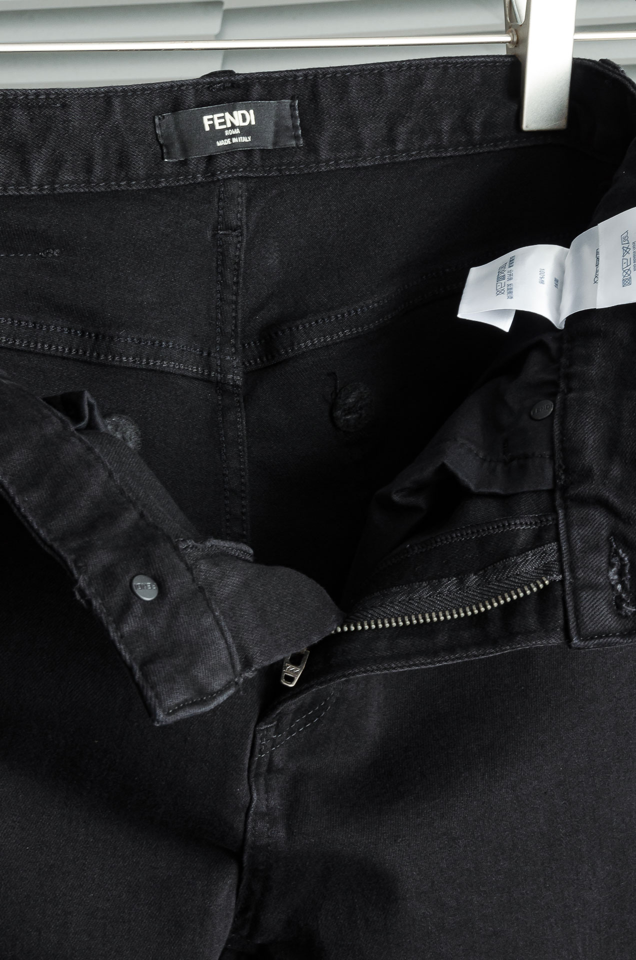 FENDI 芬迪2025男士时尚直筒牛仔长裤！最新裤装单品奉献，所有品质控男粉必须入手的极品，这样一条段