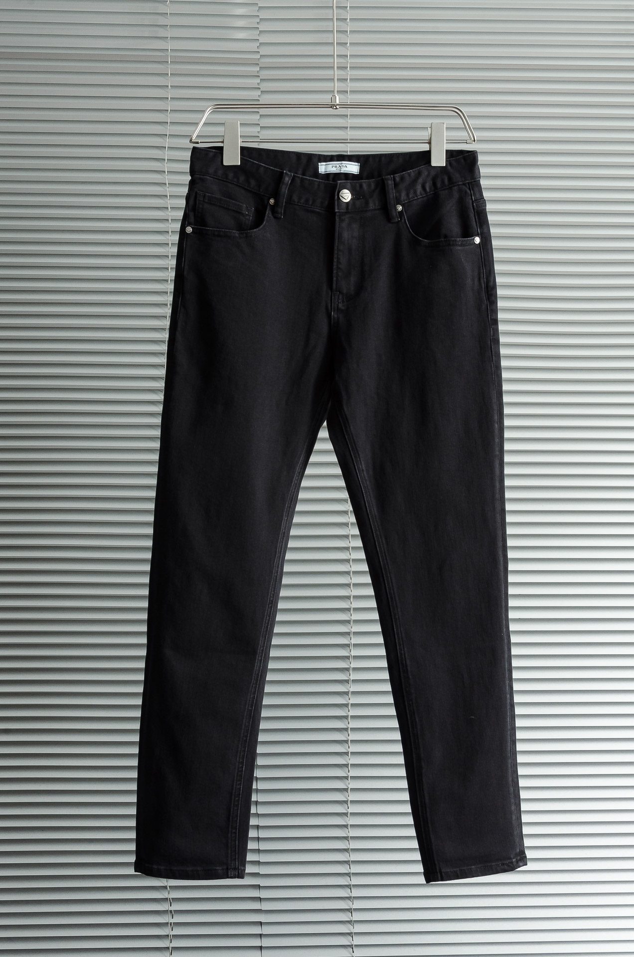 NO:520179,New# Prada 2025 Men's Fashion Straight Jeans Trousers!  The latest trouser items are dedicated, and all quality-controlled male fans must buy. Such a pair of jeans can be afforded rare in the world!  This jeans are made of imported washing denim cotton. The flexible and solid fabric is naturally crisp and tough, with a soft and elastic feel. It is made of high-quality denim cotton. The texture on the surface is clear and delicate, and the texture is comfortable and breathable. The thin style in summer is very suitable for wearing in spring, summer and summer. The fashionable performance brought by this item is irresistible!  The leather logo on the waist nameplate, buttons engraved with exquisite logos, and YKK metal zipper closure on the closure, all the auxiliary materials are exquisitely configured!  The straight slim jeans outfit style is enough to improve your outfit style when paired in daily life. The upper body effect will definitely not disappoint you!  The slim fit style complements the clean and simple appearance. The upper body is not tight, loose and comfortable, and the high-end model of the business and casual series, the rear pocket logo embellishes, echoing the leather nameplate logo on the waist of the trouser, highlighting the brand attributes. Size 30-38 (no 35 37), prada, prada, jeans, alexander wang19860909New# Prada普拉达2025男士时尚直筒牛仔长裤！最新裤装单品奉献,所有品质控男粉必须入手的极品,这样一条段位的牛仔裤,担得起世所罕见！ 此款牛仔裤甄选客供进口水洗牛仔棉布制成,柔韧又坚实的面料天然的挺括和硬朗既视感,手感柔软富有弹力,采用优质牛仔棉精制,表面斜纹棉肌理感清晰细腻,着身舒适透气,夏季的薄款,很适合春夏夏天穿着.这种单品所带来的时髦性能让人无法抵抗！后腰铭牌皮标,刻有精致字样Logo的纽扣,以及门襟YKK金属拉链闭合,所有辅料配置精妙绝伦！直筒修身的牛仔裤装版型剪裁,日常搭配起来足以提升你的穿搭格调,上身效果绝对不会让你失望！合体修身的版型与干净简洁的外观相得益彰. 上身不紧绷,宽松舒适,商务休闲系列的高级款,后口袋兜logo标识点缀,与裤腰皮革铭牌标识相呼应,突显出品牌属性. 尺码30-38（无35 37）,,prada,prada,jeans,alexander wang,Men's clothing