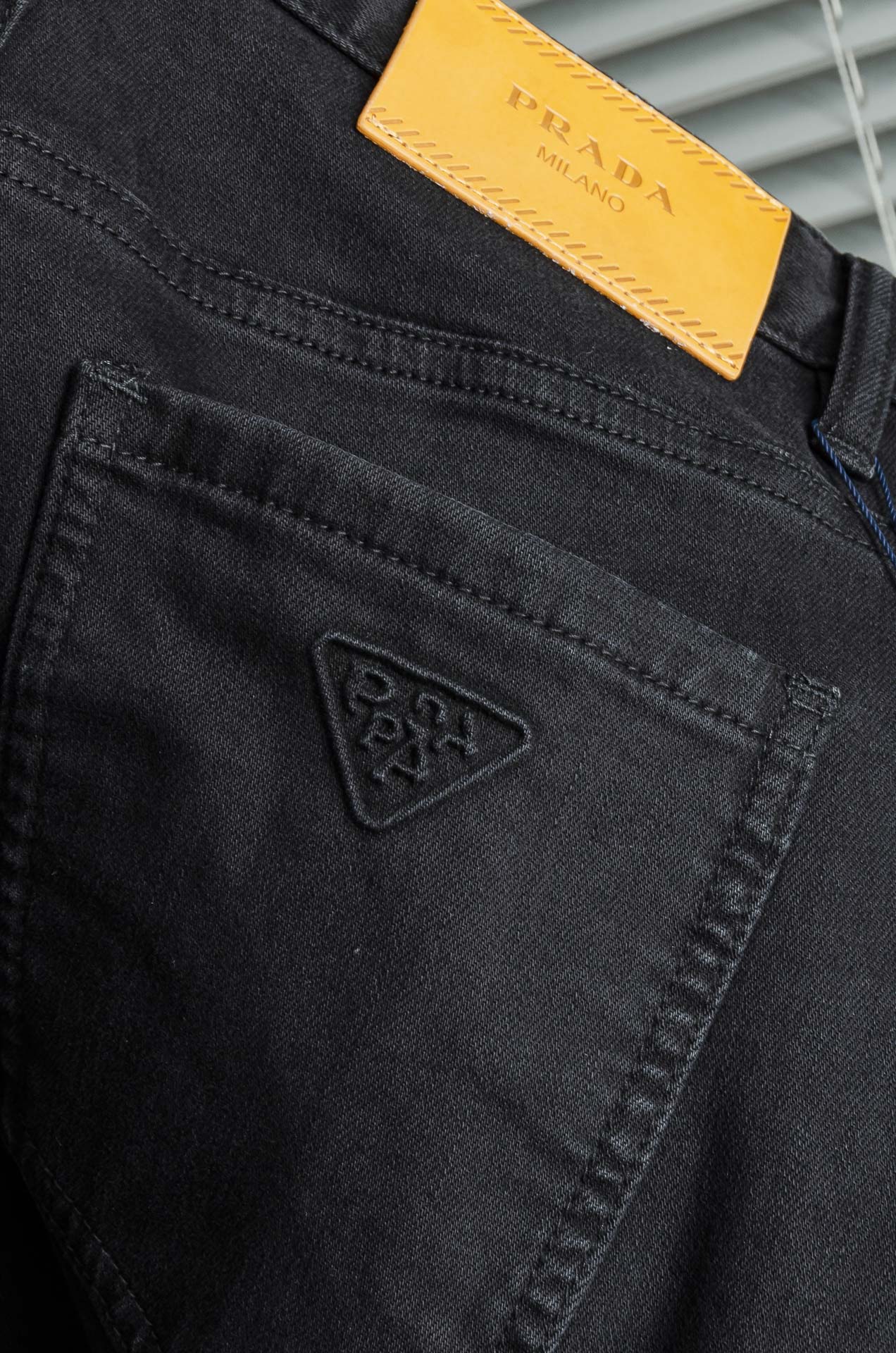 Prada普拉达2025男士时尚直筒牛仔长裤！最新裤装单品奉献，所有品质控男粉必须入手的极品，这样一条段