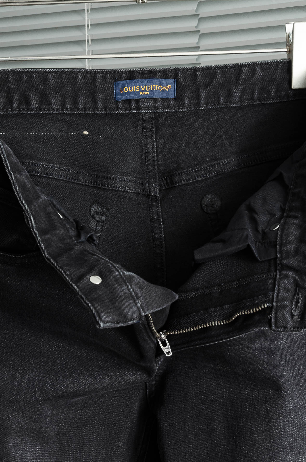 LV 2025男士时尚直筒牛仔长裤！最新裤装单品奉献，所有品质控男粉必须入手的极品，这样一条段位的牛仔裤