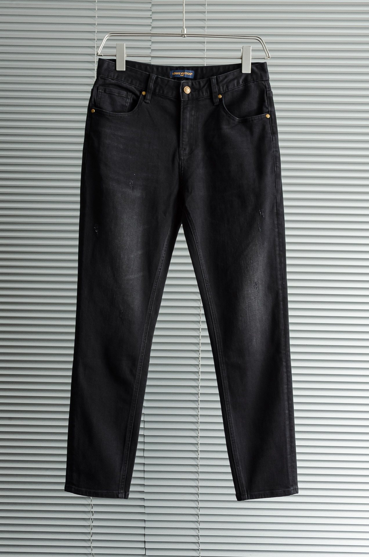 NO:520182,New# LV 2025 Men's Fashion Straight Jeans Trousers!  The latest trouser items are dedicated, and all quality-controlled male fans must buy. Such a pair of jeans can be afforded rare in the world!  This jeans are made of imported washing denim cotton. The flexible and solid fabric is naturally crisp and tough, with a soft and elastic feel. It is made of high-quality denim cotton. The texture of the surface is clear and delicate, and it is comfortable and breathable. The thin style in summer is very suitable for wearing in spring, summer and summer. The fashionable performance brought by this item is irresistible!  The leather logo on the waist nameplate, buttons engraved with exquisite logos, and YKK metal zipper closure on the closure, all the auxiliary materials are exquisitely configured!  The straight slim jeans outfit style is enough to improve your outfit style when paired in daily life. The upper body effect will definitely not disappoint you!  The slim fit style complements the clean and simple appearance. The upper body is not tight, loose and comfortable, and the high-end model of the business and casual series, the rear pocket logo embellishes, echoing the leather nameplate logo on the waist of the trouser, highlighting the brand attributes. Size 30-38 (no 35 37),,louis vuitton,jeans,alexander wang19860909New# LV 2025男士时尚直筒牛仔长裤！最新裤装单品奉献,所有品质控男粉必须入手的极品,这样一条段位的牛仔裤,担得起世所罕见！ 此款牛仔裤甄选客供进口水洗牛仔棉布制成,柔韧又坚实的面料天然的挺括和硬朗既视感,手感柔软富有弹力,采用优质牛仔棉精制,表面斜纹棉肌理感清晰细腻,着身舒适透气,夏季的薄款,很适合春夏夏天穿着.这种单品所带来的时髦性能让人无法抵抗！后腰铭牌皮标,刻有精致字样Logo的纽扣,以及门襟YKK金属拉链闭合,所有辅料配置精妙绝伦！直筒修身的牛仔裤装版型剪裁,日常搭配起来足以提升你的穿搭格调,上身效果绝对不会让你失望！合体修身的版型与干净简洁的外观相得益彰. 上身不紧绷,宽松舒适,商务休闲系列的高级款,后口袋兜logo标识点缀,与裤腰皮革铭牌标识相呼应,突显出品牌属性. 尺码30-38（无35 37）,,louis vuitton,jeans,alexander wang,Men's clothing