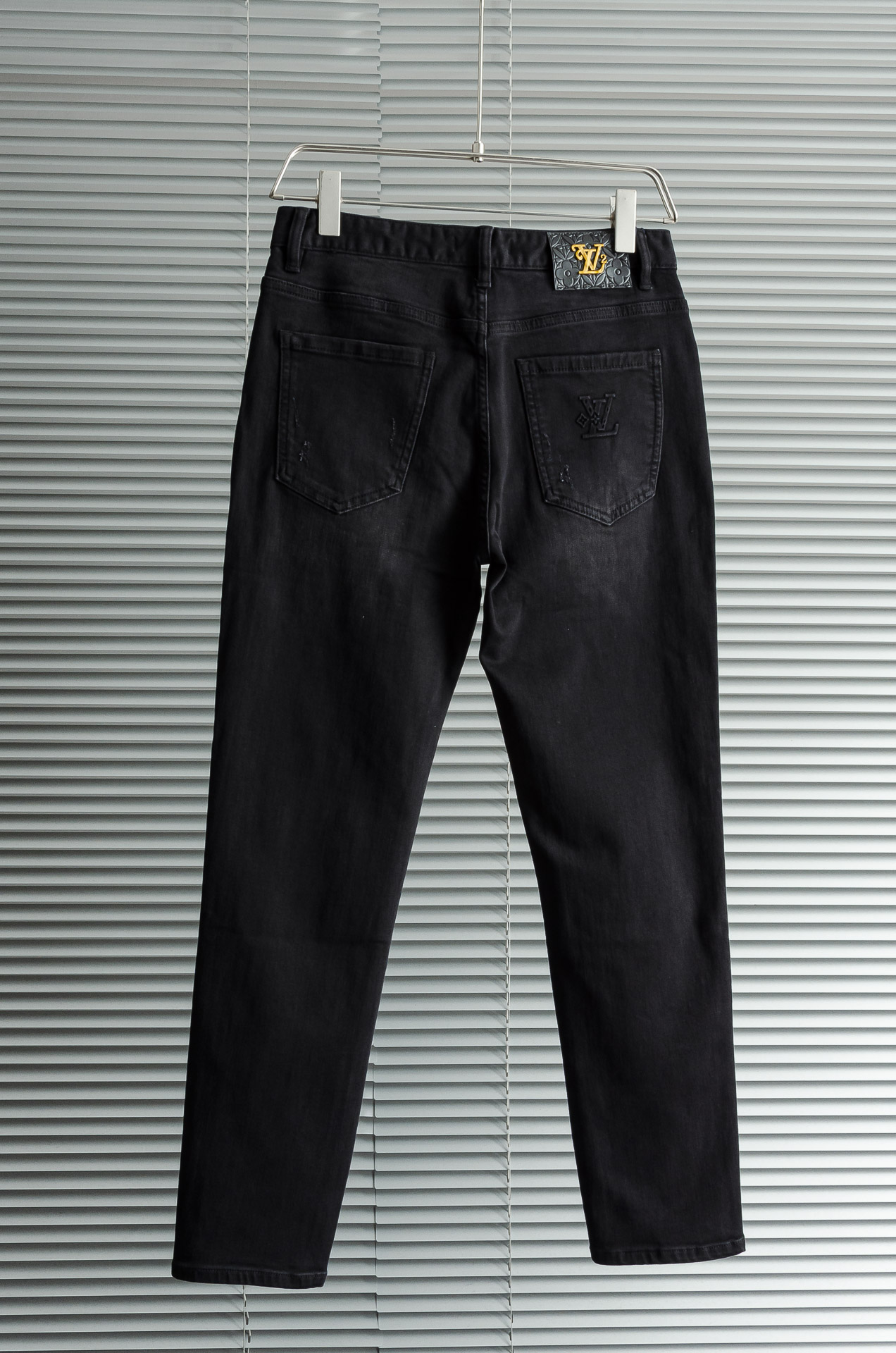 LV 2025男士时尚直筒牛仔长裤！最新裤装单品奉献，所有品质控男粉必须入手的极品，这样一条段位的牛仔裤