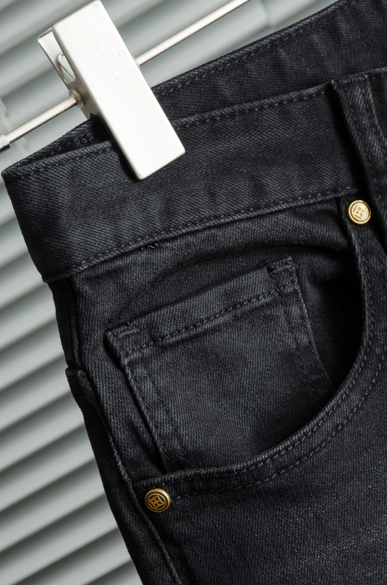 LV 2025男士时尚直筒牛仔长裤！最新裤装单品奉献，所有品质控男粉必须入手的极品，这样一条段位的牛仔裤