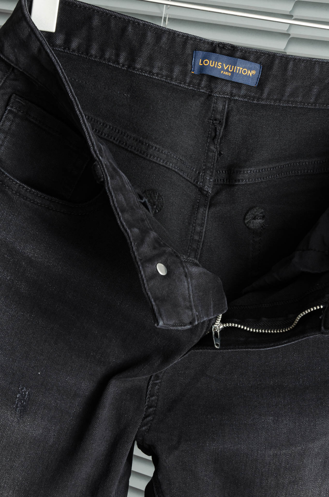 LV 2025男士时尚直筒牛仔长裤！最新裤装单品奉献，所有品质控男粉必须入手的极品，这样一条段位的牛仔裤