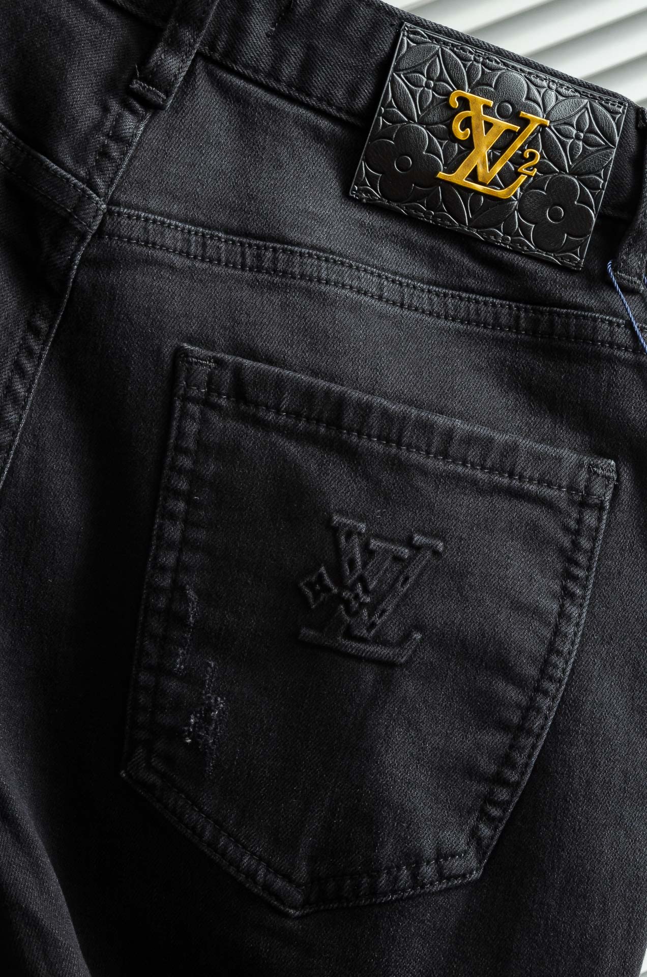 LV 2025男士时尚直筒牛仔长裤！最新裤装单品奉献，所有品质控男粉必须入手的极品，这样一条段位的牛仔裤