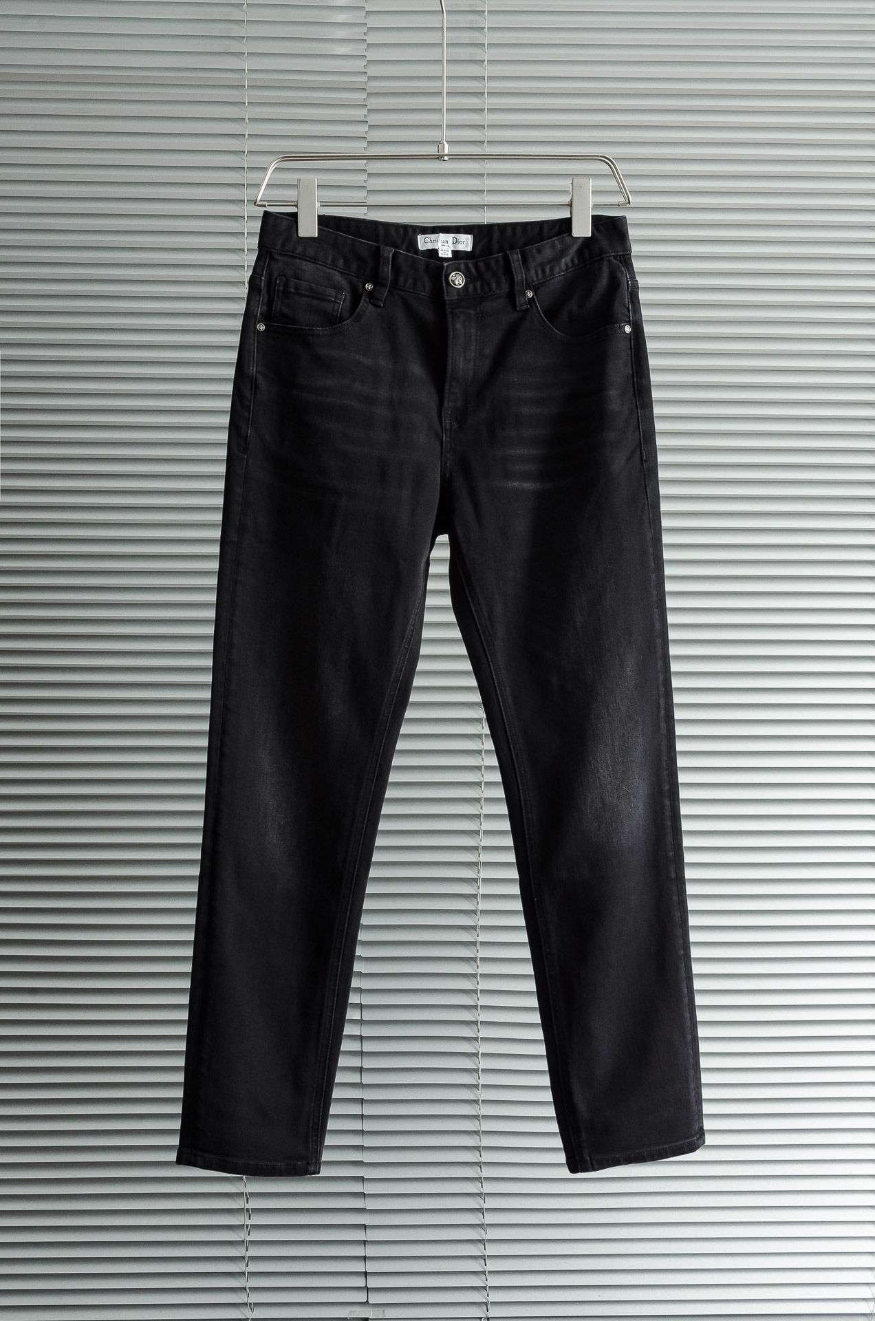 NO:520188,New# Dior 2025 Men's Fashion Straight Jeans Trousers!  The latest trouser items are dedicated, and all quality-controlled male fans must buy. Such a pair of jeans can be afforded rare in the world!  This jeans are made of imported washing denim cotton. The flexible and solid fabric is naturally crisp and tough, with a soft and elastic feel. It is made of high-quality denim cotton. The texture of the surface is clear and delicate, and it is comfortable and breathable. The thin style in summer is very suitable for wearing in spring, summer and summer. The fashionable performance brought by this item is irresistible!  The leather logo on the waist nameplate, buttons engraved with exquisite logos, and YKK metal zipper closure on the closure, all the auxiliary materials are exquisitely configured!  The straight slim jeans outfit style is enough to improve your outfit style when paired in daily life. The upper body effect will definitely not disappoint you!  The slim fit style complements the clean and simple appearance. The upper body is not tight, loose and comfortable, and the high-end model of the business and casual series, the rear pocket logo embellishes, echoing the leather nameplate logo on the waist of the trouser, highlighting the brand attributes. Size 30-38 (no 35 37), dior, dior, jeans, alexander wang19860909New# Dior 迪奥 2025男士时尚直筒牛仔长裤！最新裤装单品奉献,所有品质控男粉必须入手的极品,这样一条段位的牛仔裤,担得起世所罕见！ 此款牛仔裤甄选客供进口水洗牛仔棉布制成,柔韧又坚实的面料天然的挺括和硬朗既视感,手感柔软富有弹力,采用优质牛仔棉精制,表面斜纹棉肌理感清晰细腻,着身舒适透气,夏季的薄款,很适合春夏夏天穿着.这种单品所带来的时髦性能让人无法抵抗！后腰铭牌皮标,刻有精致字样Logo的纽扣,以及门襟YKK金属拉链闭合,所有辅料配置精妙绝伦！直筒修身的牛仔裤装版型剪裁,日常搭配起来足以提升你的穿搭格调,上身效果绝对不会让你失望！合体修身的版型与干净简洁的外观相得益彰. 上身不紧绷,宽松舒适,商务休闲系列的高级款,后口袋兜logo标识点缀,与裤腰皮革铭牌标识相呼应,突显出品牌属性. 尺码30-38（无35 37）,,dior,dior,jeans,alexander wang,Men's clothing