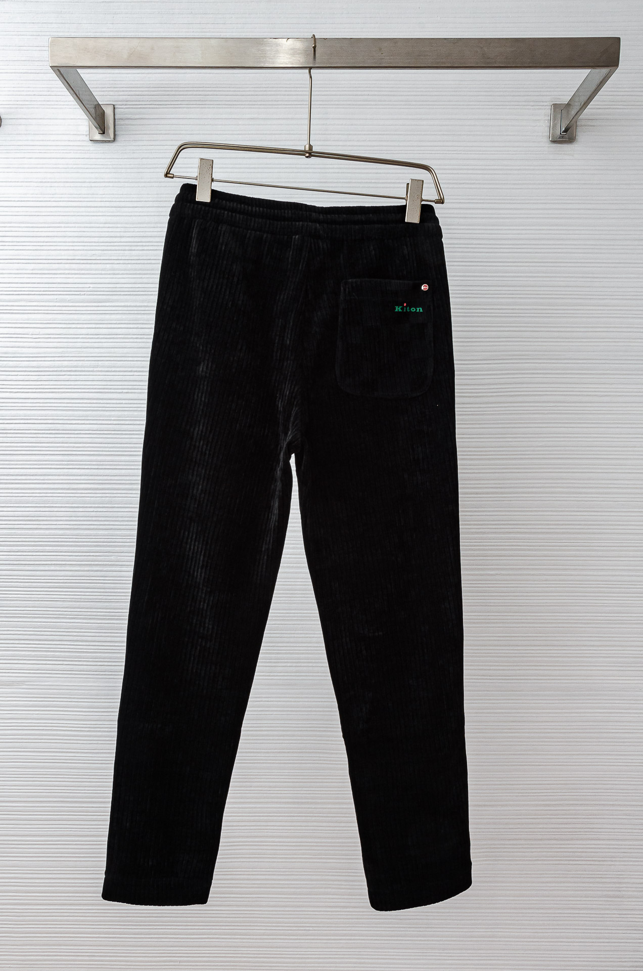 kiton2025新品时装款舒适直筒立体剪裁完美修饰腿型男士商务休闲长裤极简风的一款休闲裤，采用宽腿直筒