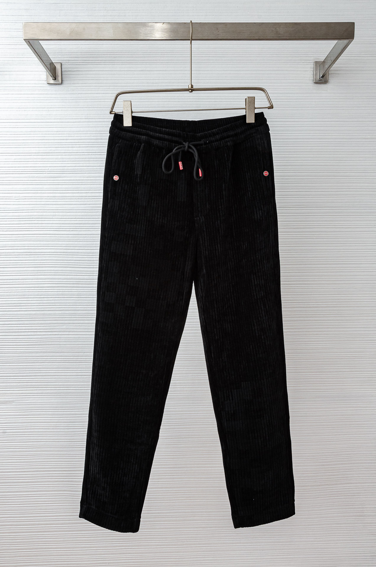 NO:518198,Kiton2025 new fashion model comfortable straight three-dimensional tailoring perfectly modified legs for men's business casual trousers. A minimalist style casual trousers, with wide-leg straight trousers, which is very inclusive to the leg shape; the simple and versatile style is casually matched with sneakers and casual shoes, and it is full of tone!  The straight-tube style cut can be easily controlled for daily leisure or work. We highly recommend you to buy it!  The straight-leg pants are suitable for formal outfits in business occasions, as well as for relaxed matches in casual times, showing the wearer's diverse styles!  Size M-XXXL, Sneakers, alexander wang19860909kiton2025新品时装款舒适直筒立体剪裁完美修饰腿型男士商务休闲长裤 极简风的一款休闲裤,采用宽腿直筒裤裤型剪裁 对腿型的包容性很强;款式简约百搭随便搭配运动鞋休闲鞋都是满满的腔调感！仅直筒的版型剪裁,无论日常休闲或是上班都能轻松驾驭,强烈推荐各位入手！直筒裤型既适合商务场合的正式装扮,也适合休闲时的轻松搭配,展现出穿着者的多样风格！ 尺码M-XXXL,,sneakers,alexander wang,Men's clothing