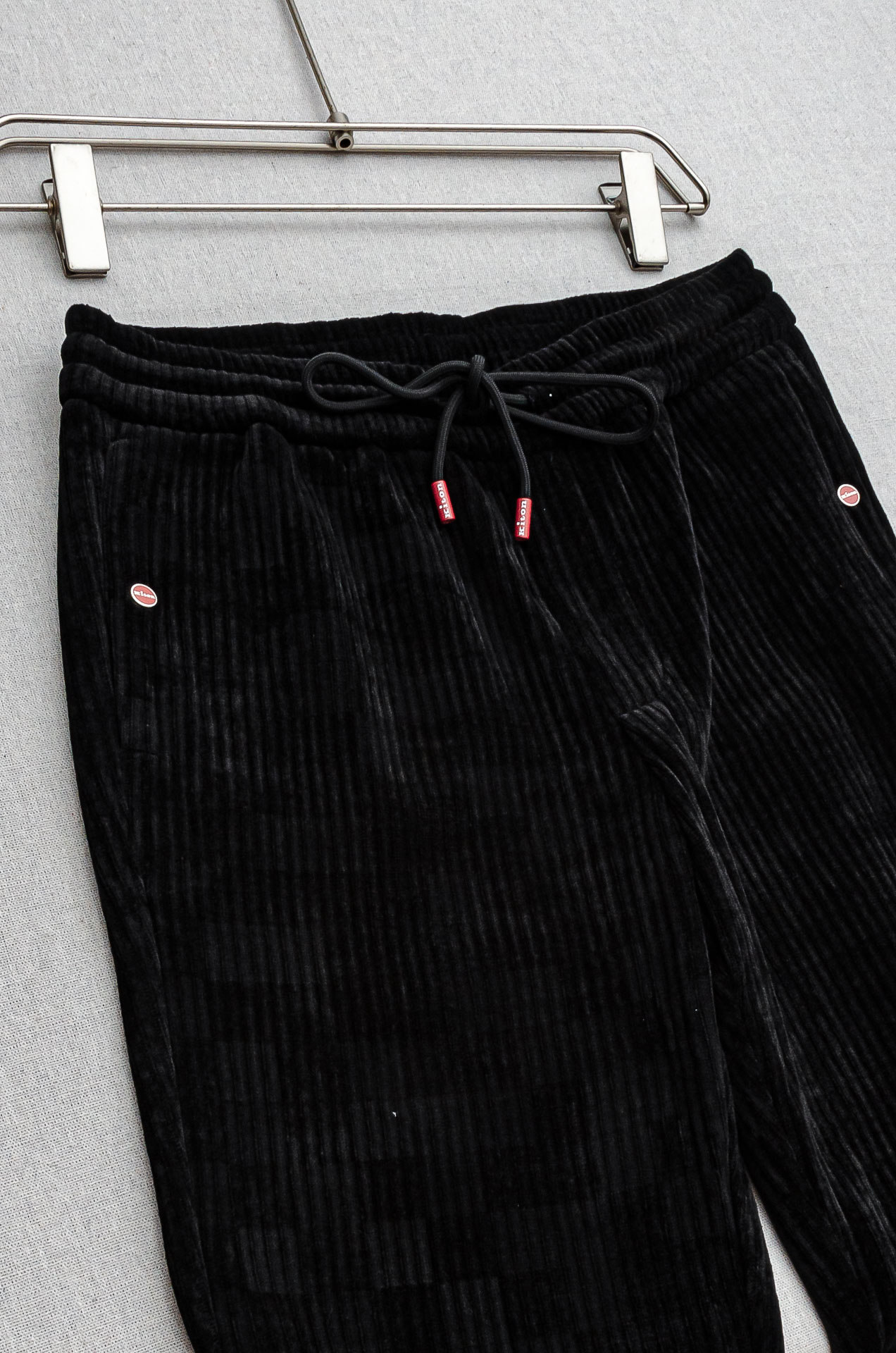 kiton2025新品时装款舒适直筒立体剪裁完美修饰腿型男士商务休闲长裤极简风的一款休闲裤，采用宽腿直筒