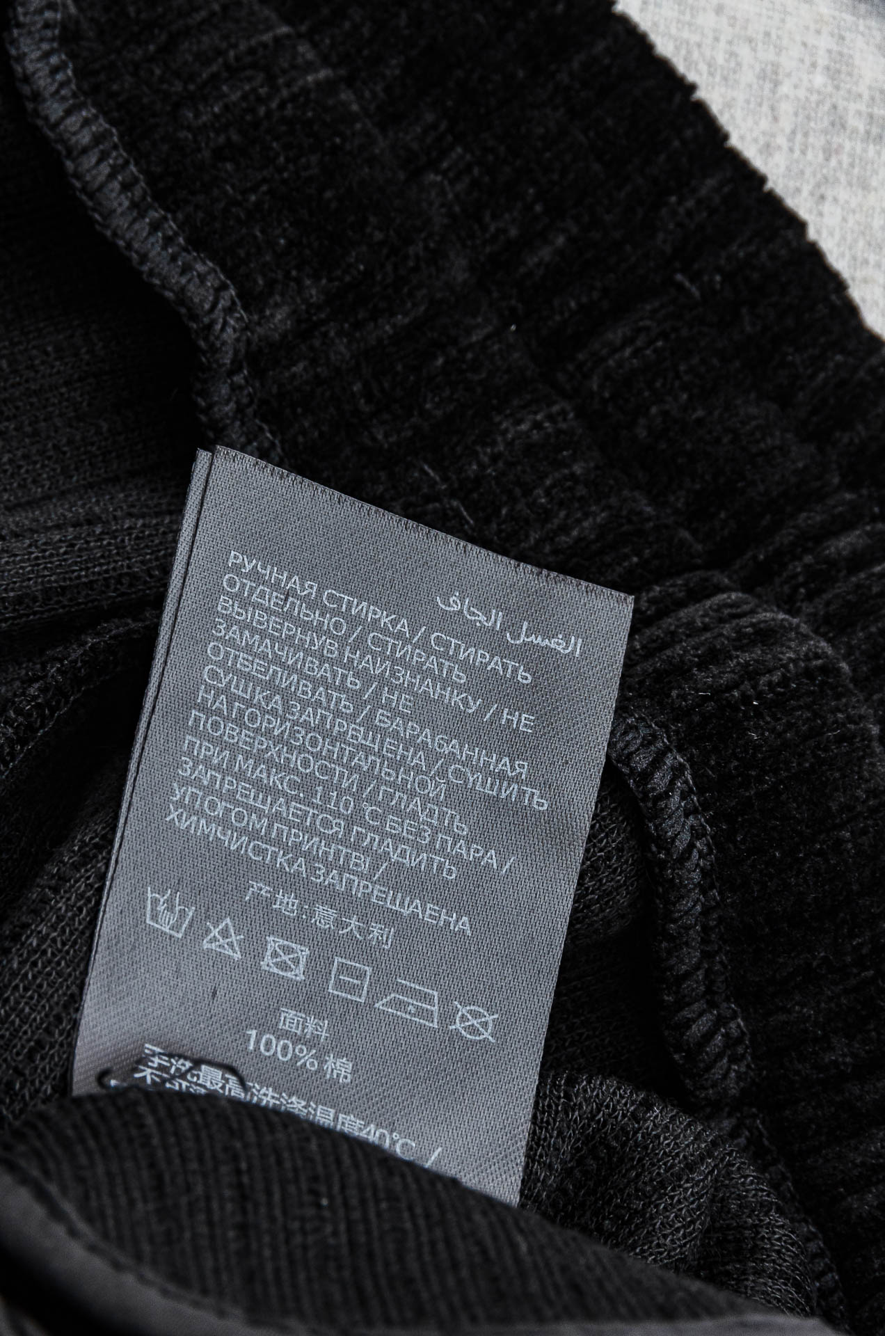 kiton2025新品时装款舒适直筒立体剪裁完美修饰腿型男士商务休闲长裤极简风的一款休闲裤，采用宽腿直筒