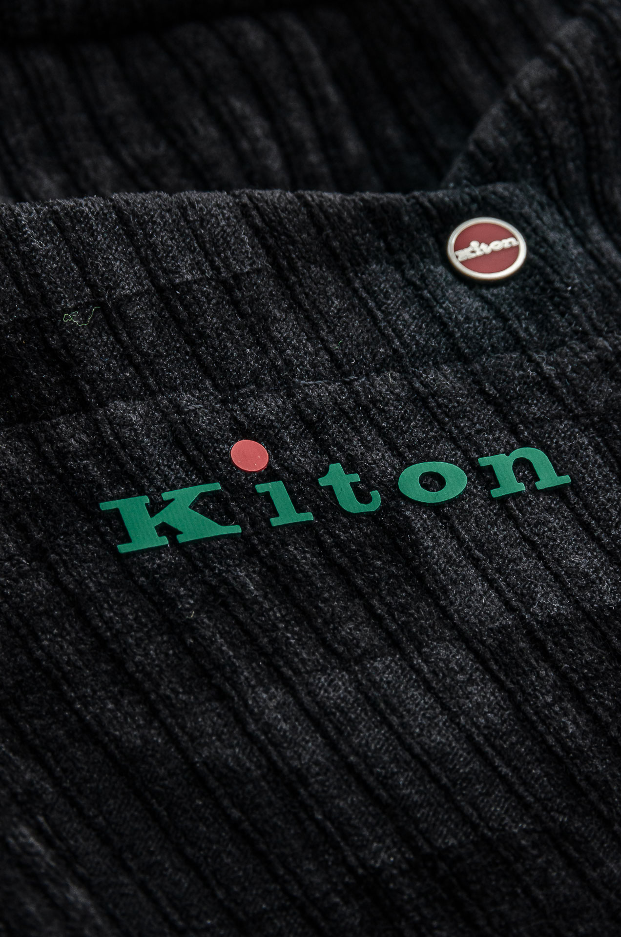 kiton2025新品时装款舒适直筒立体剪裁完美修饰腿型男士商务休闲长裤极简风的一款休闲裤，采用宽腿直筒