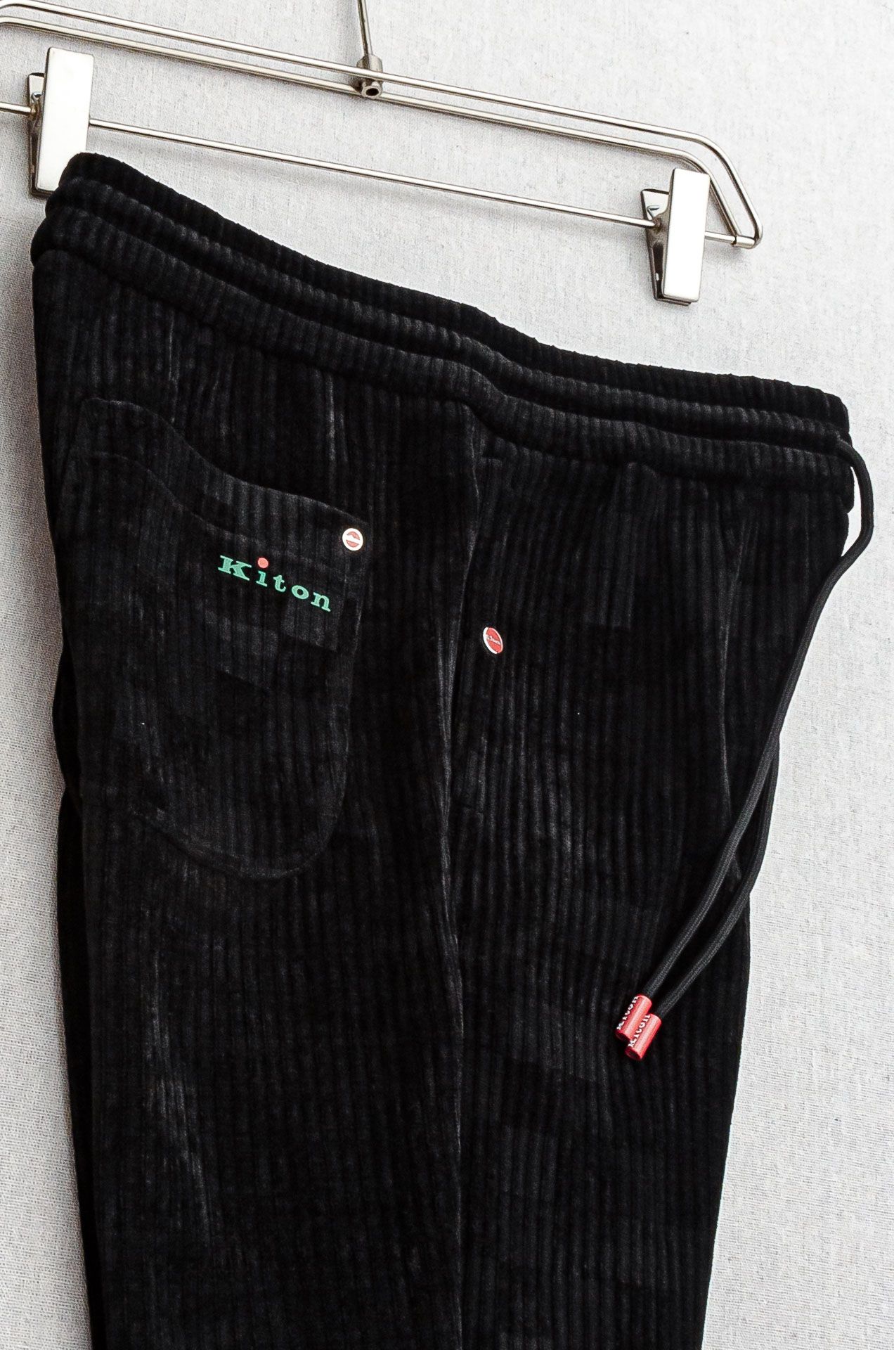 kiton2025新品时装款舒适直筒立体剪裁完美修饰腿型男士商务休闲长裤极简风的一款休闲裤，采用宽腿直筒