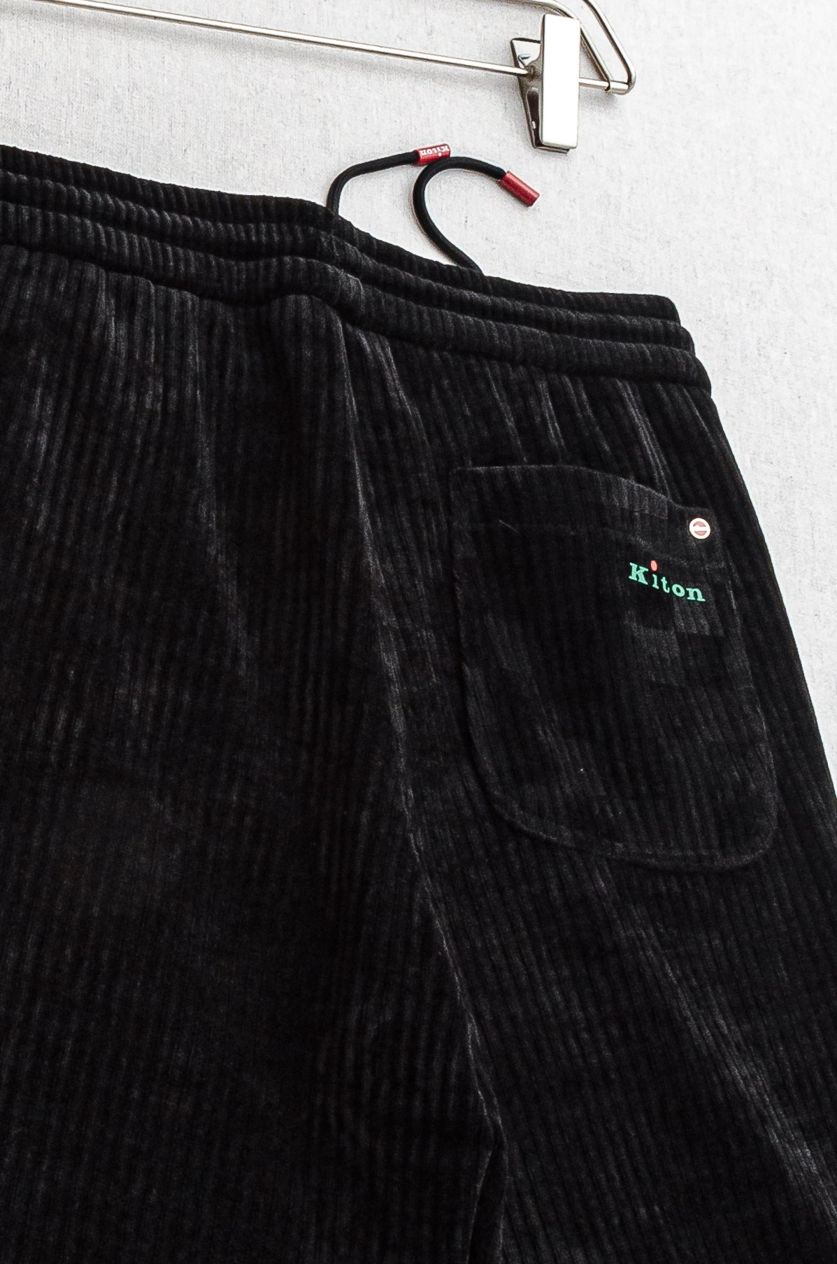 kiton2025新品时装款舒适直筒立体剪裁完美修饰腿型男士商务休闲长裤极简风的一款休闲裤，采用宽腿直筒