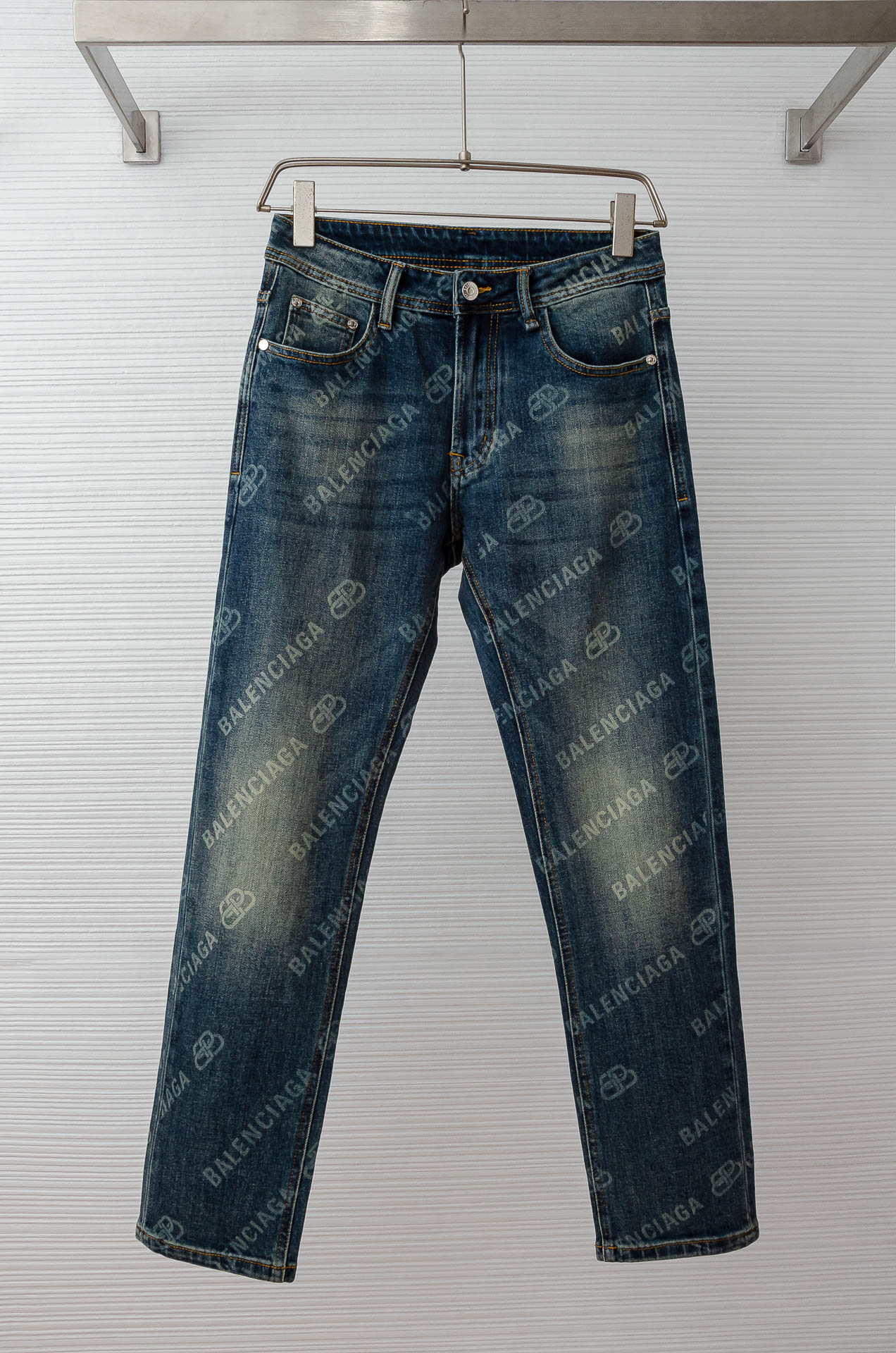 NO:518166,Balenciaga men's fashion business casual denim jeans Paris show interpretation!  !  A high-end, luxurious and very awesome denim pants, with the front insert bag decorated with the seasonal brand embroidered logo, which is quite artistic, fashionable and stunning, and has a very distinctive recognition. It is also equipped with a collection of logo badges, which is fashionable and retro and modern. It highlights the brand identity in the details and strongly reflects the overall sense of high-end!  A pair of jeans dominated by craftsmanship and fabrics. The accessories and fabrics are customized by Italian originals. The properties and specifications of the fabrics are subversive. The materials are quite luxurious and exquisite. The heavy 12.5oz ounces of denim fabric is slightly elastic. The fabric has a light retro flavor. The traces after washing are natural, transforming into a perfect color, and the fabric becomes soft and delicate, with an amazing degree of comfort!  The color matching is versatile, the style is invincible, and the effect is excellent. It is a highly shaped item. It is perfect for both business commuting and leisure on the street. It is currently exclusively sold in the industry!  It is hard to come by!  Size 30-38, balenciaga, jeans, alexander wang19860909巴黎世家男士时装款商务休闲丹宁牛仔裤巴黎秀场演绎款！！ 高端奢华且非常牛掰的一款丹宁裤装,前插袋饰有当季品牌刺绣体标识,颇具艺术性,时髦惊艳出彩,辨识度非常鲜明,同时搭载典藏标识徽章,时髦复古而摩登,于细节之处即彰显了品牌身份又强烈体现出整体高级感！ 以工艺和面料为主导的一款牛仔裤,通体的辅料和面料皆为意大利原版定制而成,面料之属性及规格颠覆常规,用料相当奢华考究,重磅12.5oz 盎司牛仔布料,略带弹性,面料水洗色彩有着淡淡的复古味道,水洗后的痕迹如浑然天成,蜕变成极具完美的色调,且面料变得柔软细腻,舒适程度惊人！ 配色万能百搭,版型剪裁无敌,效果非常出色,属于塑造性极高的单品,商务通勤与出街休闲完美兼备,目前业界独家售卖款！可遇而不可求！尺码30-38,,balenciaga,jeans,alexander wang,Men's clothing