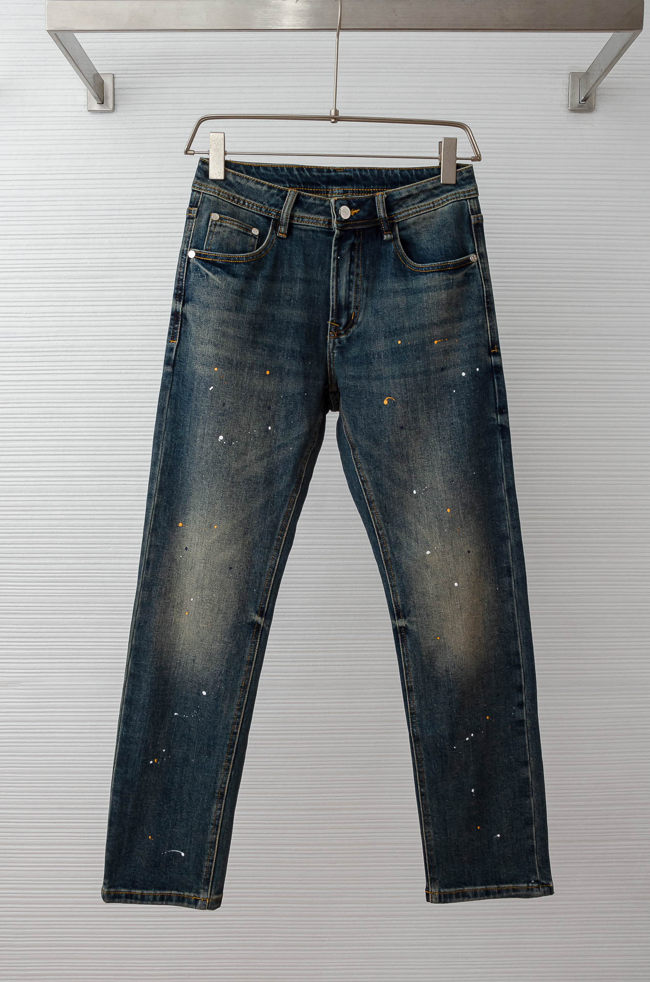 NO:518168,Loewe men's fashion business casual denim jeans Paris show interpretation!  !  A high-end, luxurious and very awesome denim pants, with the front insert bag decorated with the seasonal brand embroidered logo, which is quite artistic, fashionable and stunning, and has a very distinctive recognition. It is also equipped with a collection of logo badges, which is fashionable and retro and modern. It highlights the brand identity in the details and strongly reflects the overall sense of high-end!  A pair of jeans dominated by craftsmanship and fabrics. The accessories and fabrics are customized by Italian originals. The properties and specifications of the fabrics are subversive. The materials are quite luxurious and exquisite. The heavy 12.5oz ounces of denim fabric is slightly elastic. The fabric has a light retro flavor. The traces after washing are natural, transforming into a perfect color, and the fabric becomes soft and delicate, with an amazing degree of comfort!  The color matching is versatile, the style is invincible, and the effect is excellent. It is a highly shaped item. It is perfect for both business commuting and leisure on the street. It is currently exclusively sold in the industry!  It is hard to come by!  Size 30-38, loewe, loewe, jeans, alexander wang19860909罗意威loewe男士时装款商务休闲丹宁牛仔裤巴黎秀场演绎款！！ 高端奢华且非常牛掰的一款丹宁裤装,前插袋饰有当季品牌刺绣体标识,颇具艺术性,时髦惊艳出彩,辨识度非常鲜明,同时搭载典藏标识徽章,时髦复古而摩登,于细节之处即彰显了品牌身份又强烈体现出整体高级感！ 以工艺和面料为主导的一款牛仔裤,通体的辅料和面料皆为意大利原版定制而成,面料之属性及规格颠覆常规,用料相当奢华考究,重磅12.5oz 盎司牛仔布料,略带弹性,面料水洗色彩有着淡淡的复古味道,水洗后的痕迹如浑然天成,蜕变成极具完美的色调,且面料变得柔软细腻,舒适程度惊人！ 配色万能百搭,版型剪裁无敌,效果非常出色,属于塑造性极高的单品,商务通勤与出街休闲完美兼备,目前业界独家售卖款！可遇而不可求！尺码30-38,,loewe,loewe,jeans,alexander wang,Men's clothing