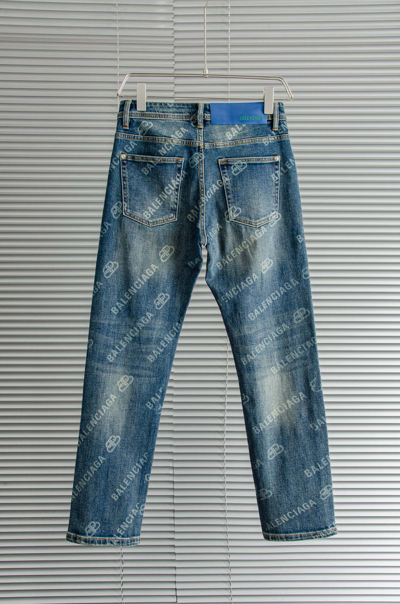 巴黎世家 男士时装款商务休闲丹宁牛仔裤巴黎秀场演绎款！！高端奢华且非常牛掰的一款丹宁裤装，前插袋饰有当季