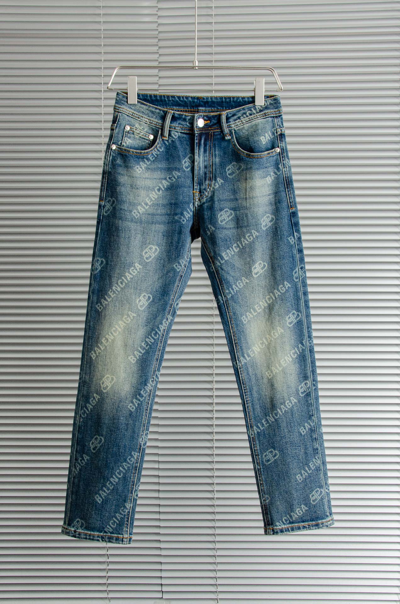 NO:520191,New# Balenciaga Men's Fashion Business Casual Denning Jeans Paris Show Reveal!  !  A high-end, luxurious and very awesome denim pants, with the front insert bag decorated with the seasonal brand embroidered logo, which is quite artistic, fashionable and stunning, and has a very distinctive recognition. It is also equipped with a collection of logo badges, which is fashionable and retro and modern. It highlights the brand identity in the details and strongly reflects the overall sense of high-end!  A pair of jeans dominated by craftsmanship and fabrics. The accessories and fabrics are customized by Italian originals. The properties and specifications of the fabrics are subversive. The materials are quite luxurious and exquisite. The heavy 12.5oz ounces of denim fabric is slightly elastic. The fabric has a light retro flavor. The traces after washing are natural, transforming into a perfect color, and the fabric becomes soft and delicate, with an amazing degree of comfort!  The color matching is versatile, the style is invincible, and the effect is excellent. It is a highly shaped item. It is perfect for both business commuting and leisure on the street. It is currently exclusively sold in the industry!  It is hard to find!  Size 30-38, balenciaga, jeans, alexander wang19860909New# 巴黎世家 男士时装款商务休闲丹宁牛仔裤巴黎秀场演绎款！！ 高端奢华且非常牛掰的一款丹宁裤装,前插袋饰有当季品牌刺绣体标识,颇具艺术性,时髦惊艳出彩,辨识度非常鲜明,同时搭载典藏标识徽章,时髦复古而摩登,于细节之处即彰显了品牌身份又强烈体现出整体高级感！ 以工艺和面料为主导的一款牛仔裤,通体的辅料和面料皆为意大利原版定制而成,面料之属性及规格颠覆常规,用料相当奢华考究,重磅12.5oz 盎司牛仔布料,略带弹性,面料水洗色彩有着淡淡的复古味道,水洗后的痕迹如浑然天成,蜕变成极具完美的色调,且面料变得柔软细腻,舒适程度惊人！ 配色万能百搭,版型剪裁无敌,效果非常出色,属于塑造性极高的单品,商务通勤与出街休闲完美兼备,目前业界独家售卖款！可遇而不可求！尺码30-38,,balenciaga,jeans,alexander wang,Men's clothing