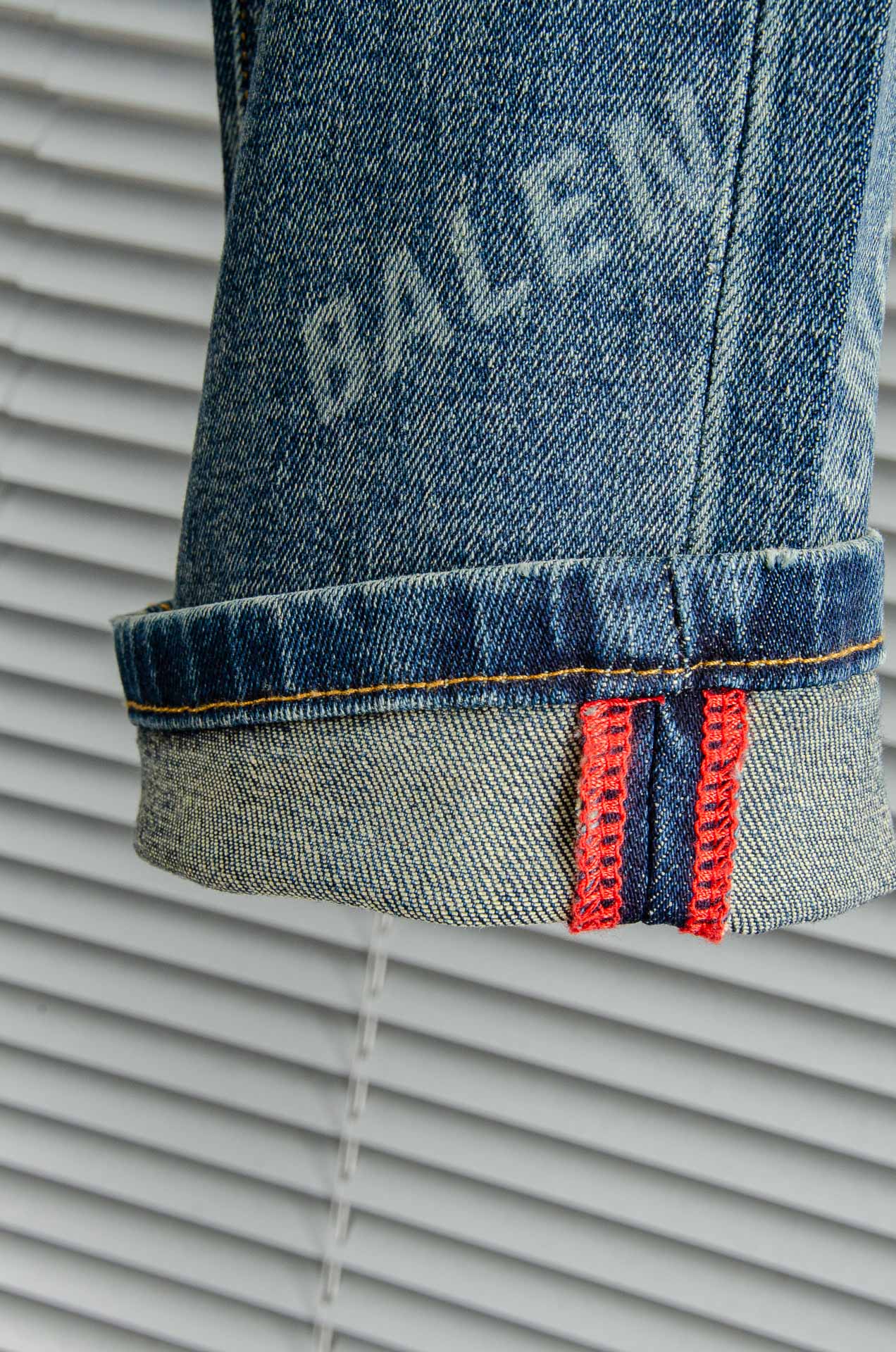 巴黎世家 男士时装款商务休闲丹宁牛仔裤巴黎秀场演绎款！！高端奢华且非常牛掰的一款丹宁裤装，前插袋饰有当季