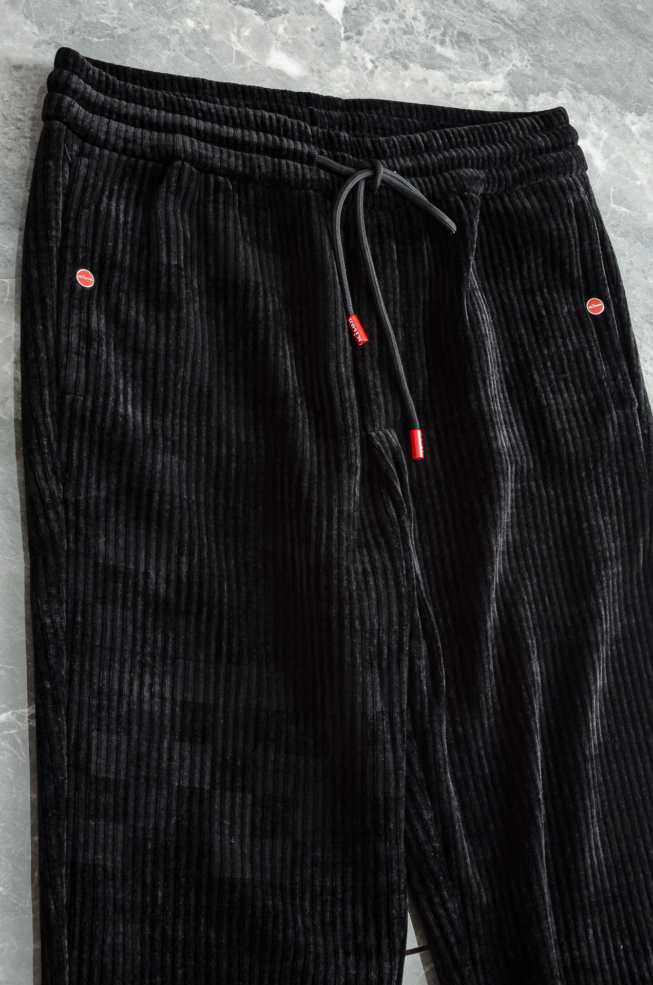 kiton2025新品时装款舒适直筒立体剪裁完美修饰腿型男士商务休闲长裤极简风的一款休闲裤，采用宽腿直筒