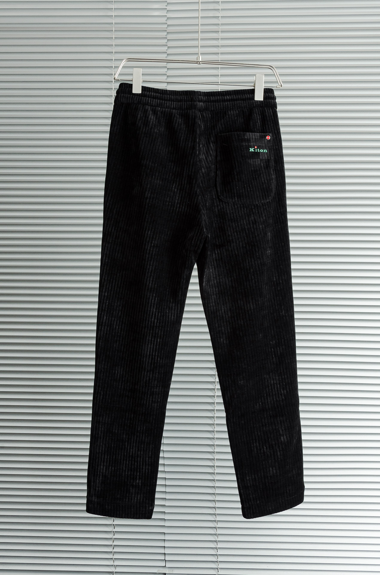 kiton2025新品时装款舒适直筒立体剪裁完美修饰腿型男士商务休闲长裤极简风的一款休闲裤，采用宽腿直筒