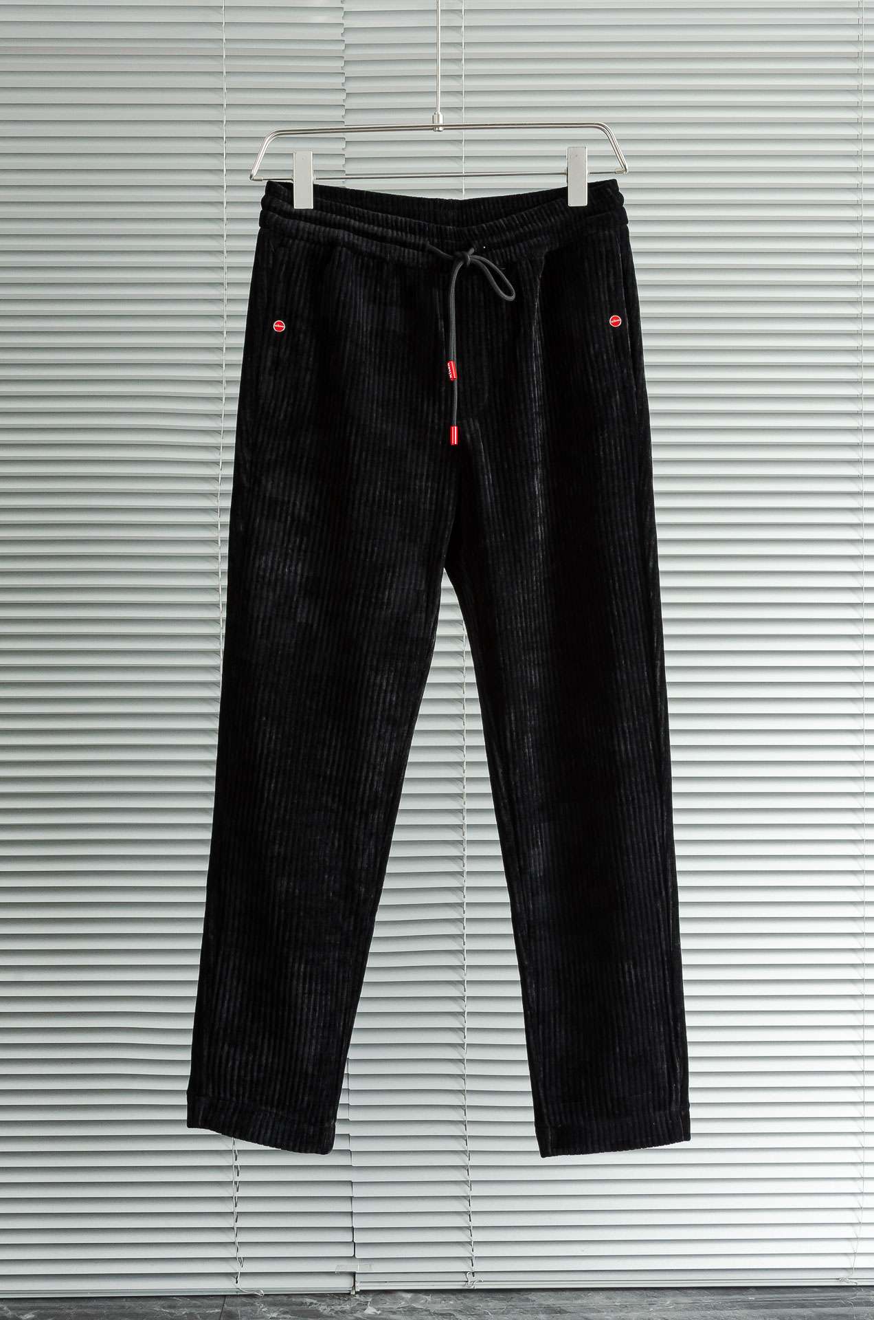 NO:520202,New# kiton2025 new fashion model comfortable straight three-dimensional tailoring perfectly modified legs for men's business casual trousers. A minimalist style casual trousers, with wide-leg straight trousers, which is very inclusive to the leg shape; the simple and versatile style is casually matched with sneakers and casual shoes, and is full of tone!  The straight-tube style cut can be easily controlled for daily leisure or work. We highly recommend you to buy it!  The straight-leg pants are suitable for formal outfits in business occasions, as well as for relaxed matches in casual times, showing the wearer's diverse styles!  Size M-XXXL, Sneakers, alexander wang19860909New# kiton2025新品时装款舒适直筒立体剪裁完美修饰腿型男士商务休闲长裤 极简风的一款休闲裤,采用宽腿直筒裤裤型剪裁 对腿型的包容性很强;款式简约百搭随便搭配运动鞋休闲鞋都是满满的腔调感！仅直筒的版型剪裁,无论日常休闲或是上班都能轻松驾驭,强烈推荐各位入手！直筒裤型既适合商务场合的正式装扮,也适合休闲时的轻松搭配,展现出穿着者的多样风格！ 尺码M-XXXL,,sneakers,alexander wang,Men's clothing