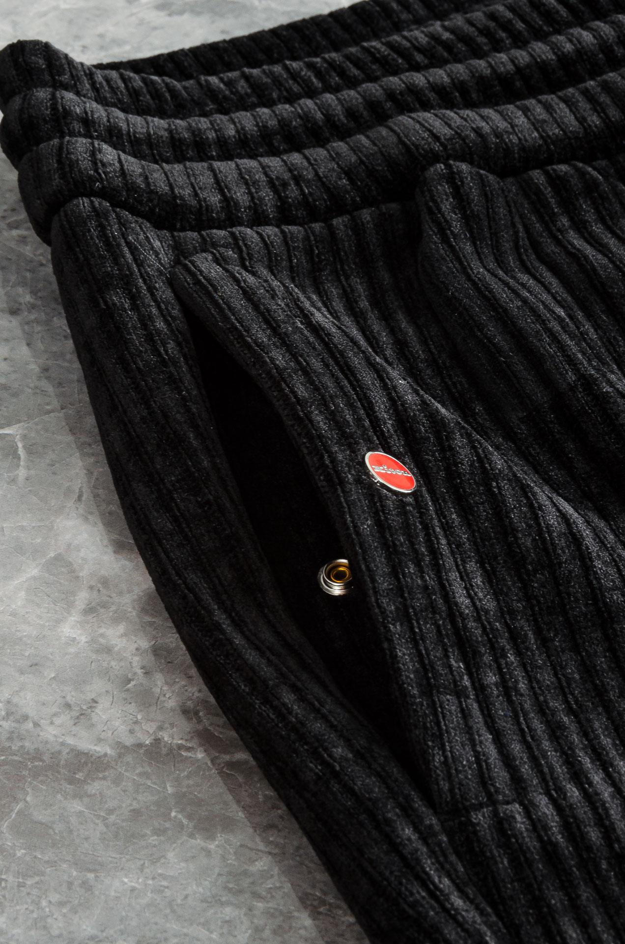 kiton2025新品时装款舒适直筒立体剪裁完美修饰腿型男士商务休闲长裤极简风的一款休闲裤，采用宽腿直筒