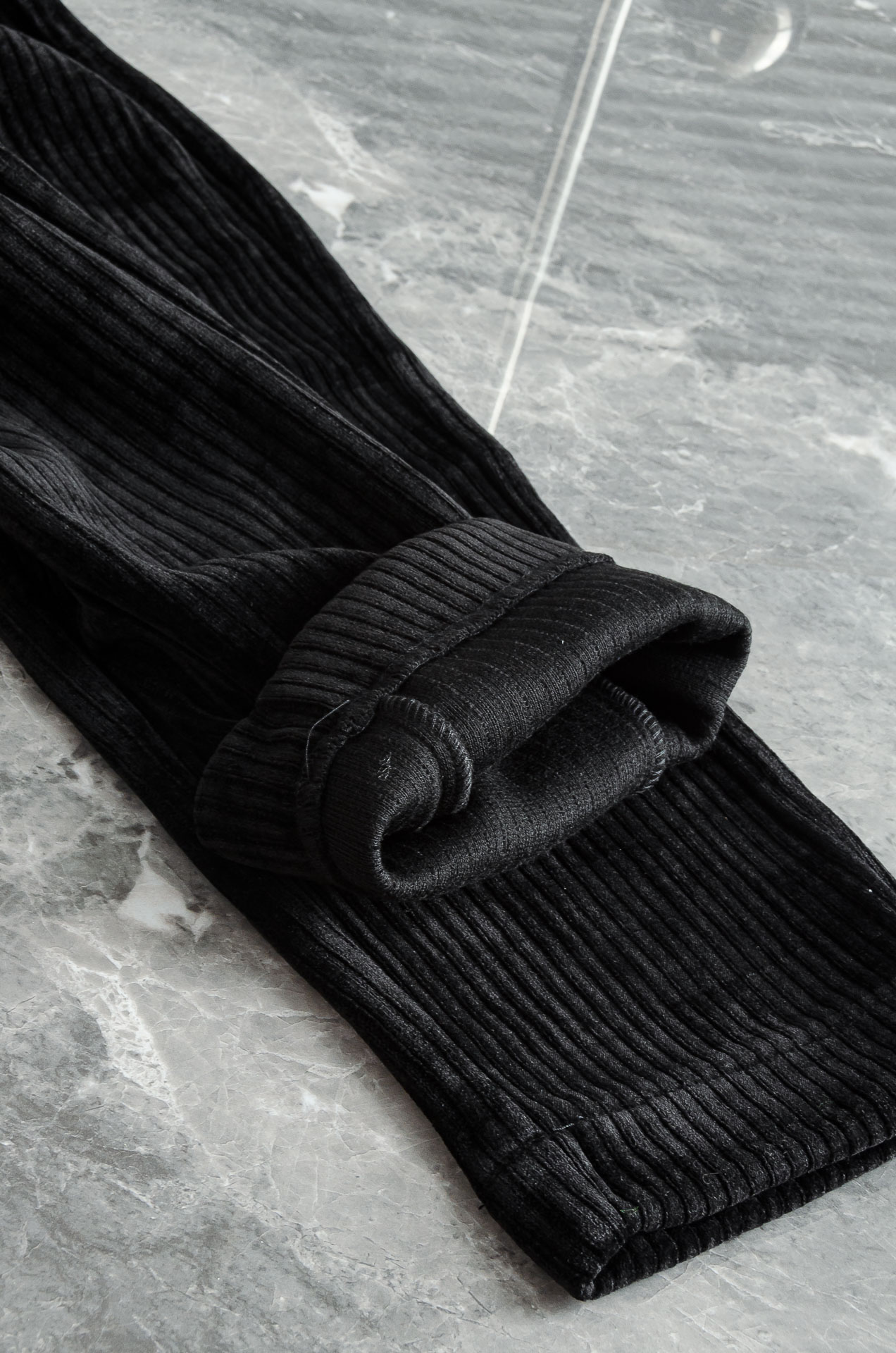 kiton2025新品时装款舒适直筒立体剪裁完美修饰腿型男士商务休闲长裤极简风的一款休闲裤，采用宽腿直筒