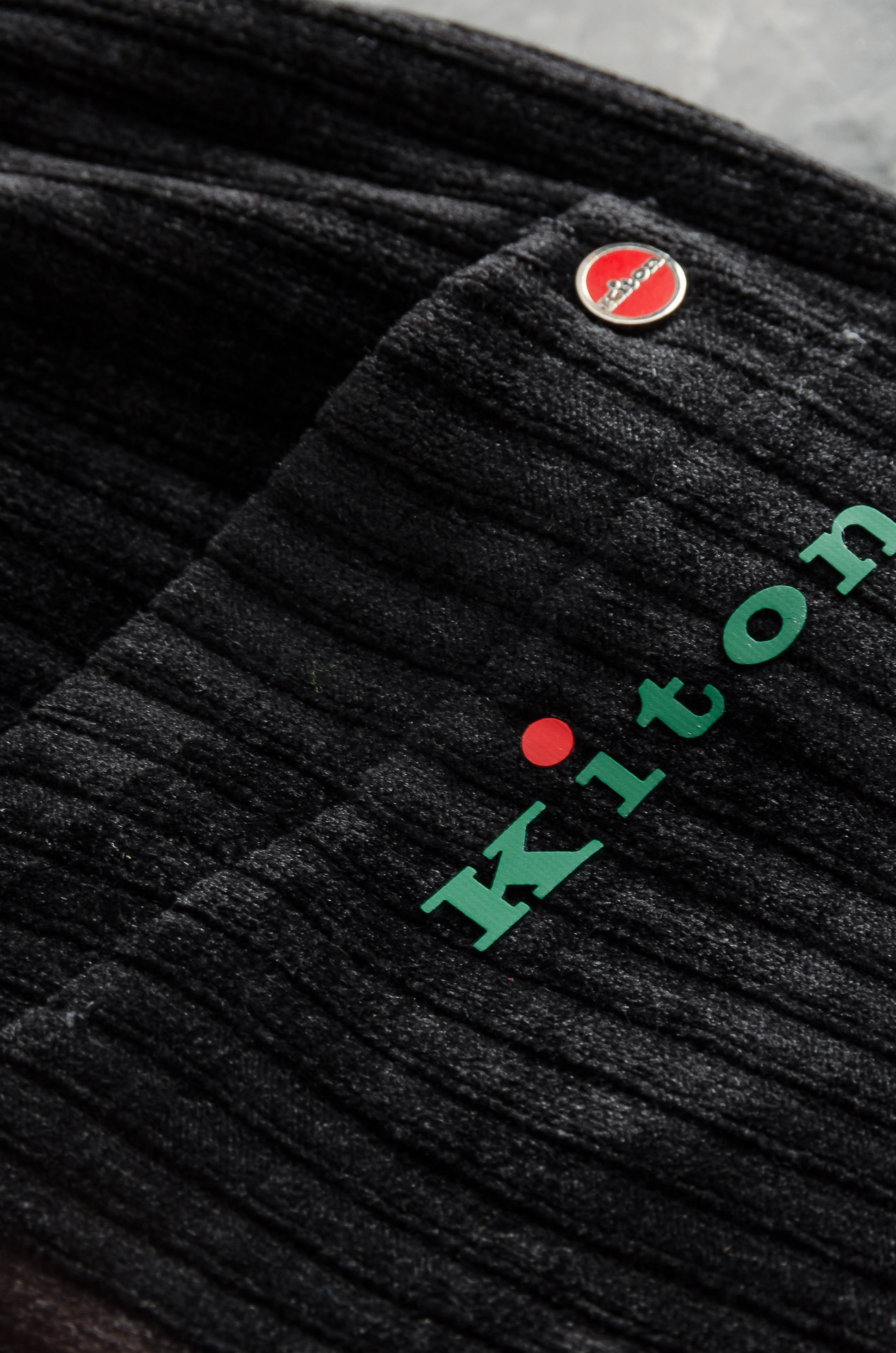 kiton2025新品时装款舒适直筒立体剪裁完美修饰腿型男士商务休闲长裤极简风的一款休闲裤，采用宽腿直筒