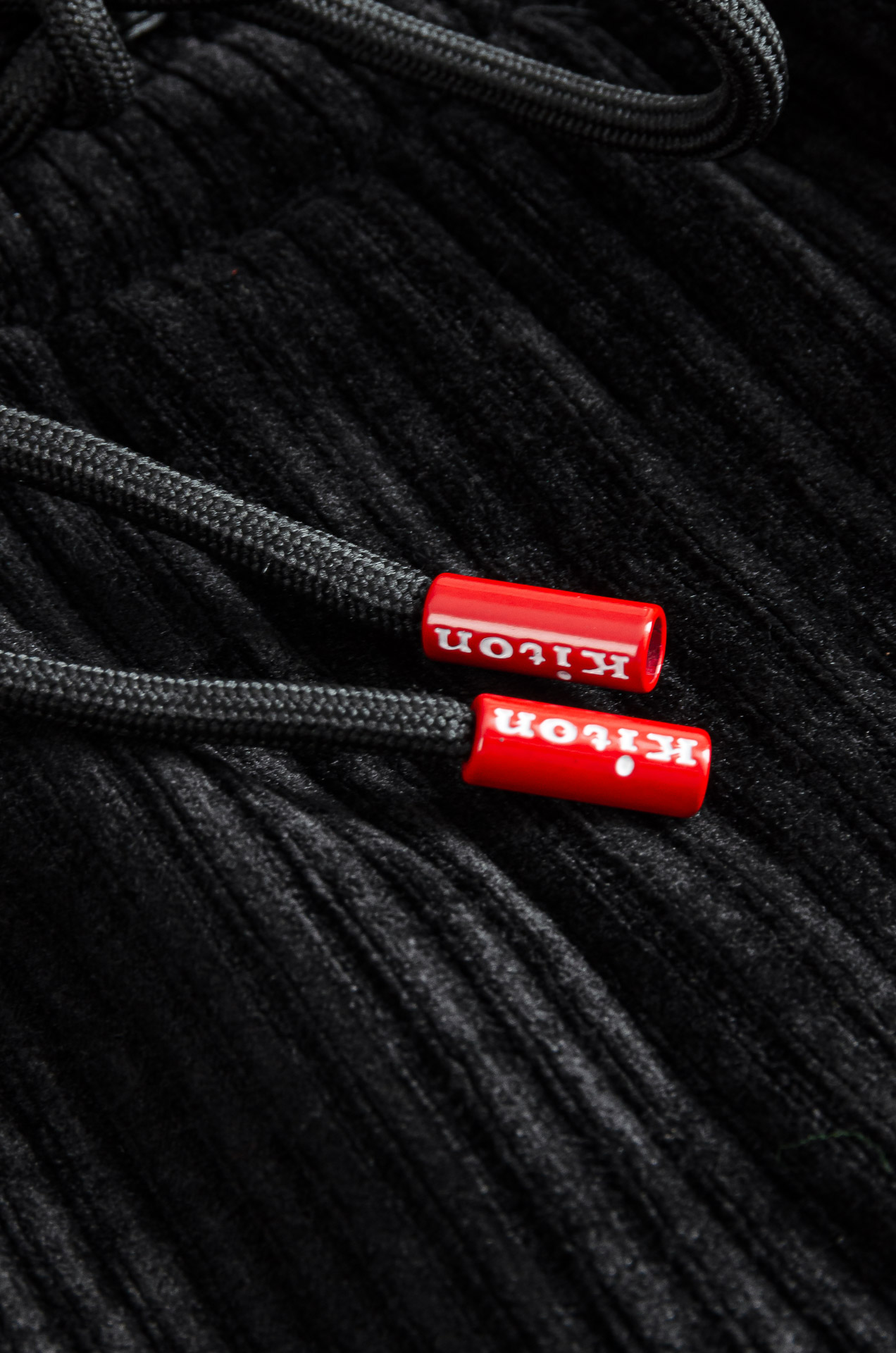 kiton2025新品时装款舒适直筒立体剪裁完美修饰腿型男士商务休闲长裤极简风的一款休闲裤，采用宽腿直筒