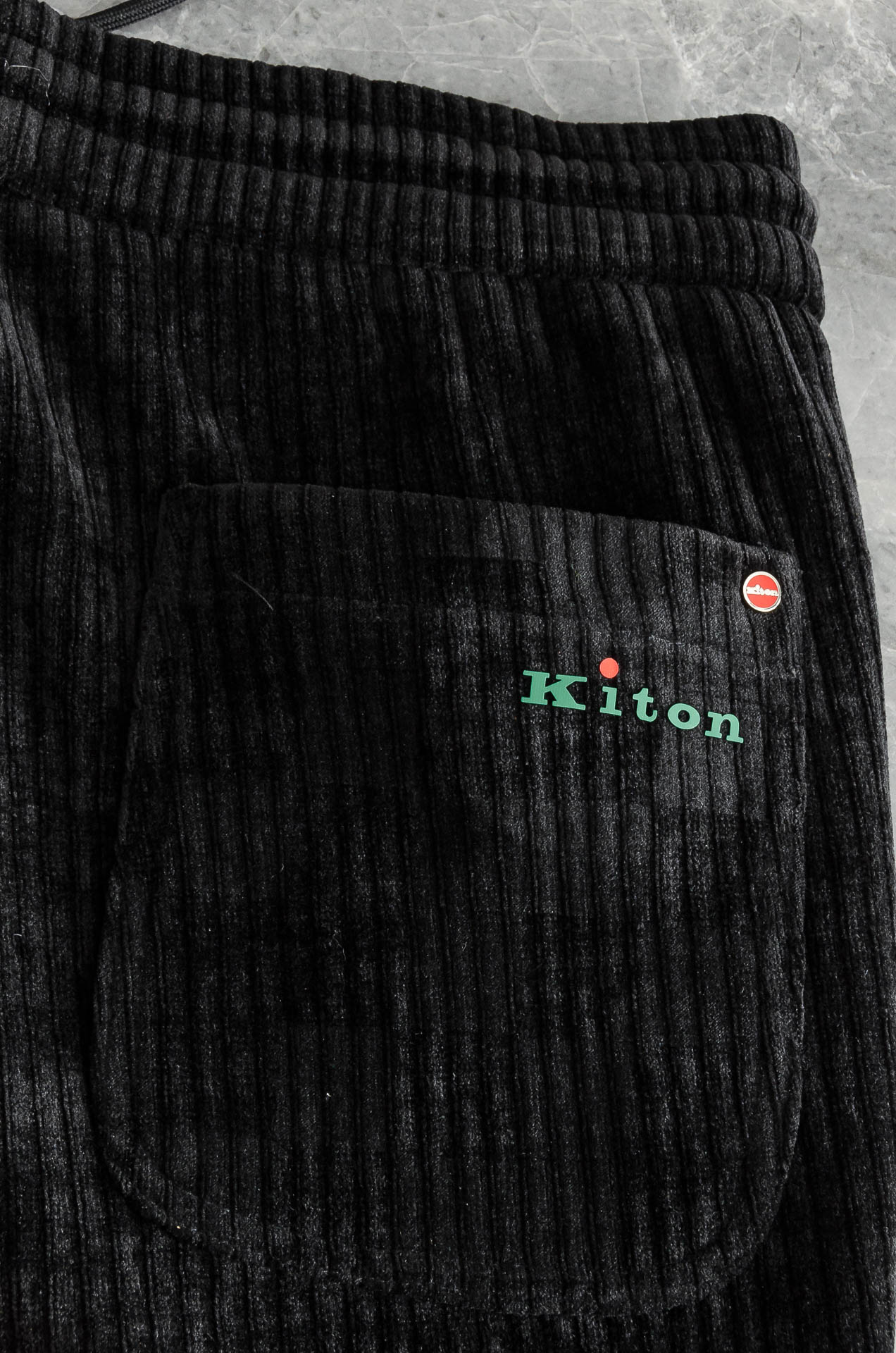 kiton2025新品时装款舒适直筒立体剪裁完美修饰腿型男士商务休闲长裤极简风的一款休闲裤，采用宽腿直筒