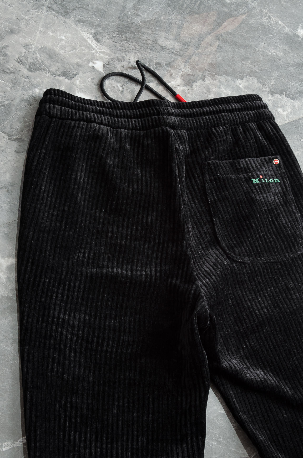 kiton2025新品时装款舒适直筒立体剪裁完美修饰腿型男士商务休闲长裤极简风的一款休闲裤，采用宽腿直筒