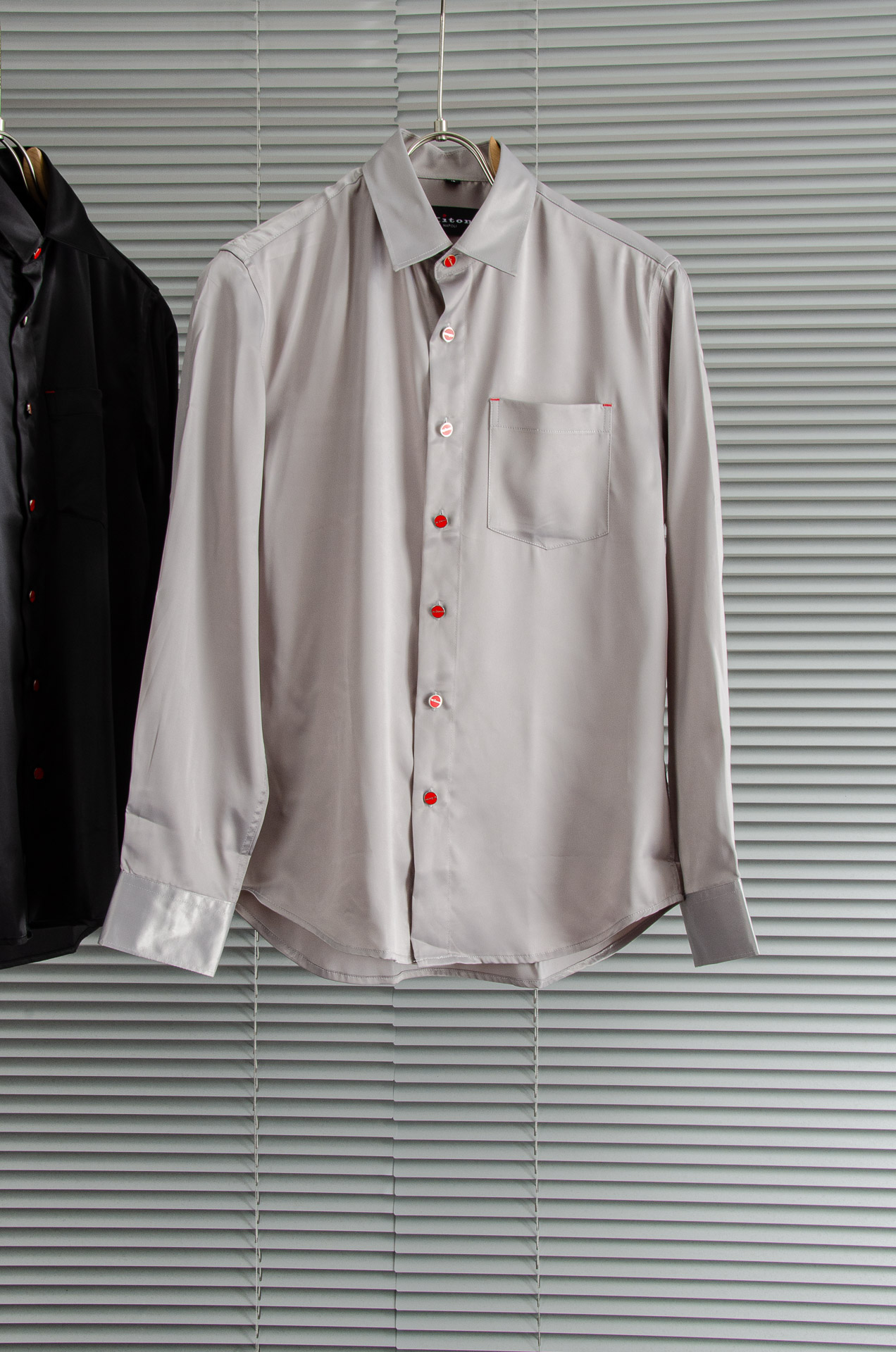 NO:520199,New# kiton2025 new product streamer textured satin fabric, casual custom button-free ironing, men's elegant solid color lapel long-sleeved shirt, it is really a must-have for autumn, anti-wrinkle, wear-resistant, non-scaling and easy to take care of, really put the center of gravity on the fabric, exported overseas orders  The finely woven blended fabric is made of golden ratio ingredients and has always been a signature royal fabric. It has soft and delicate touch, skin-friendly and elastic, and is as touch as silk when worn. It does not deform when you wash it, and it has good wrinkle resistance. It is especially suitable for people who often travel on business trips. It is extremely smooth, comfortable, moisture-absorbing and breathable, and meets the physiological needs of the skin. The addition of spandex ingredients makes the upper body of the whole dress without any restraint and tightness, which can naturally change according to the body shape, and has excellent elasticity. The upper body feels breathable and comfortable, refreshing and not close to the body. It feels soft and smooth and skin-friendly. It has a higher comfort when worn. The dry feels better. Whether it is worn alone or in the inner layer, it is a perfect styling tool. The fabric specially produced for elite men is very suitable for everyone to use!  Although the overall style seems simple and elegant, it has made many exquisite craftsmanship in details, using high-quality metal buckles and exclusive modeling. The details are fine and three-dimensional and imposing. It is filled with high-quality engraving technology, neutralizing the metallic feeling and adding a touch of European classical aristocratic temperament. The button color is clean and refreshing, exuding a faint sense of flow under natural light. It is visually beautiful and generous, reducing problems such as thread heads. It is also more durable than the common thread head integration, and will not fall off. The quality is extremely high!  The style is fit and not slim. The basic straight silhouette is used as a base tone to slightly adjust the silhouette that is most suitable for Asians. The upper body effect is excellent and it easily shows a majestic and magnificent figure, allowing the wearer to show the elegant temperament of a business person in every move!  Size M-XXXL, Shirts, real silk, gold, alexander wang19860909New# kiton2025新品 流光质感缎面面料,休闲定制纽扣免烫男士典雅纯色翻领长袖衬衫 真的是秋季必备款了,抗皱耐磨免烫好打理,真的是把重心都放在了面料上,出口海外的订单 精织混纺而成的面料,通过黄金比例的成分打造出来,一直是招牌御用面料,手感柔软细腻,亲肤高弹,贴身穿如真丝般触感,怎么洗怎么穿都不变形,并且具有很好的抗皱性,随拿随穿,特别适合经常出差人士,极其的爽滑舒适、吸湿透气,符合皮肤的生理需求,并且氨纶成分的添加更是让整件衣服上身没有任何的束缚紧绷感,能根据身形而自然变化,并且回弹性极佳,上身触感透气舒柔,清爽不贴身,手感柔软、光滑亲肤,穿着起来舒适度更高,干爽的手感赋予更佳的舒适感,不管是单穿还是做内搭都是妥妥凹造型神器,专为精英男士们而出品的面料,太适合人手一件了！ 整体风格虽然看似简约大气,但却在细节上做了诸多的考究工艺,选用高品质金属扣,独家开模特制,细节精细立体气势逼人,又使用高品质雕刻工艺填充,中和了金属感,增添了一丝欧式古典贵族气质.纽扣配色干净清爽,在自然光线下散发着淡淡流光感,视觉上美观大方减少了线头等问题,功能上也是比常见的线头整合更加的耐穿,不会出现线头脱落,品质极其之高！版型合体不修身,在基础的直筒廓形上作基调略微调整出最适合亚洲人体型的廓形,上身效果极佳,轻松展现出雄伟壮阔身姿,令穿着者举手投足间尽显商务人士儒雅气质！ 尺码M-XXXL,,shirts,real silk,gold,alexander wang,Men's clothing