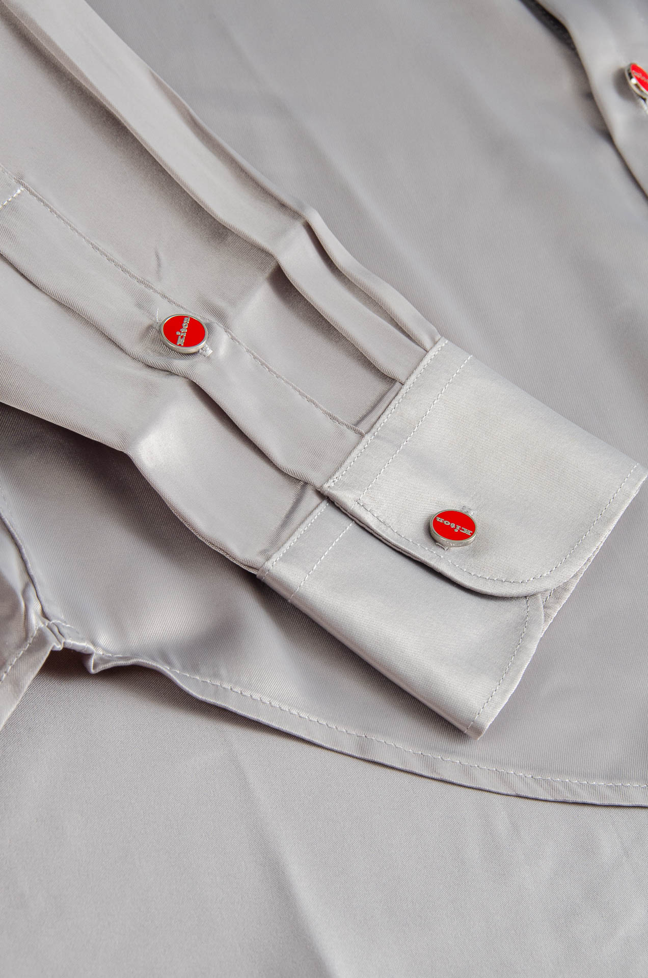 kiton2025新品 流光质感缎面面料，休闲定制纽扣免烫男士典雅纯色翻领长袖衬衫真的是秋季必备款了，抗