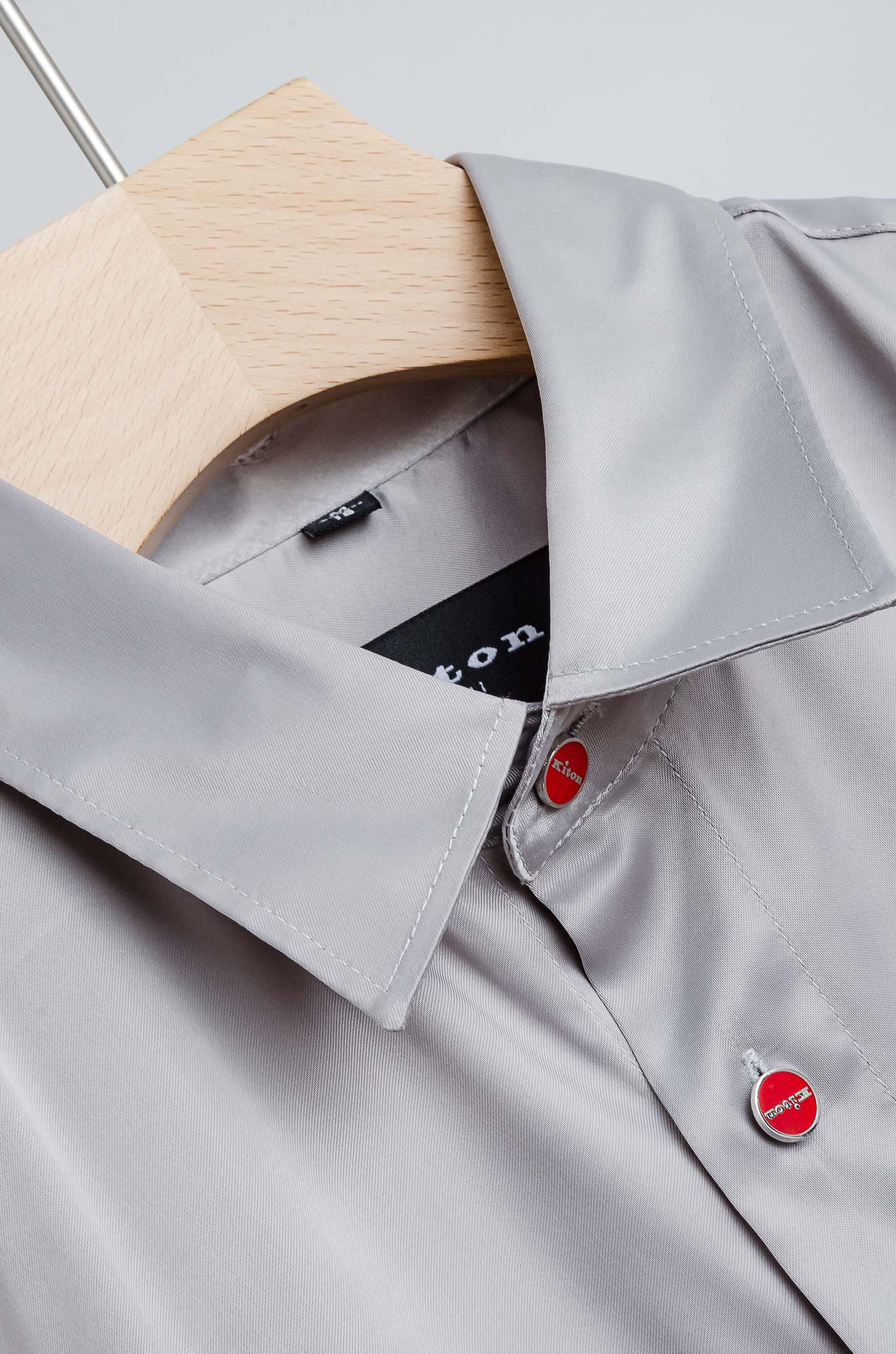 ☀️☀️kiton2025新品高端商务休闲定制纽扣免烫男士典雅纯色翻领长袖衬衫真的是秋季必备款了，抗皱耐